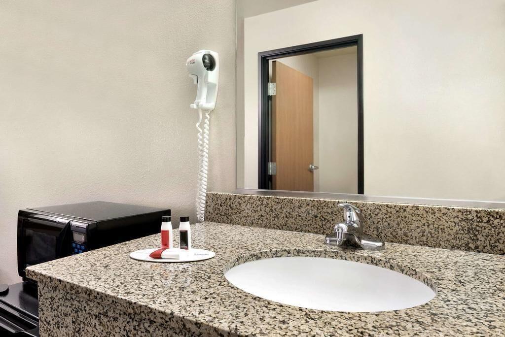 Equipamiento de Habitación Travelodge by Wyndham Clinton Valley West Court