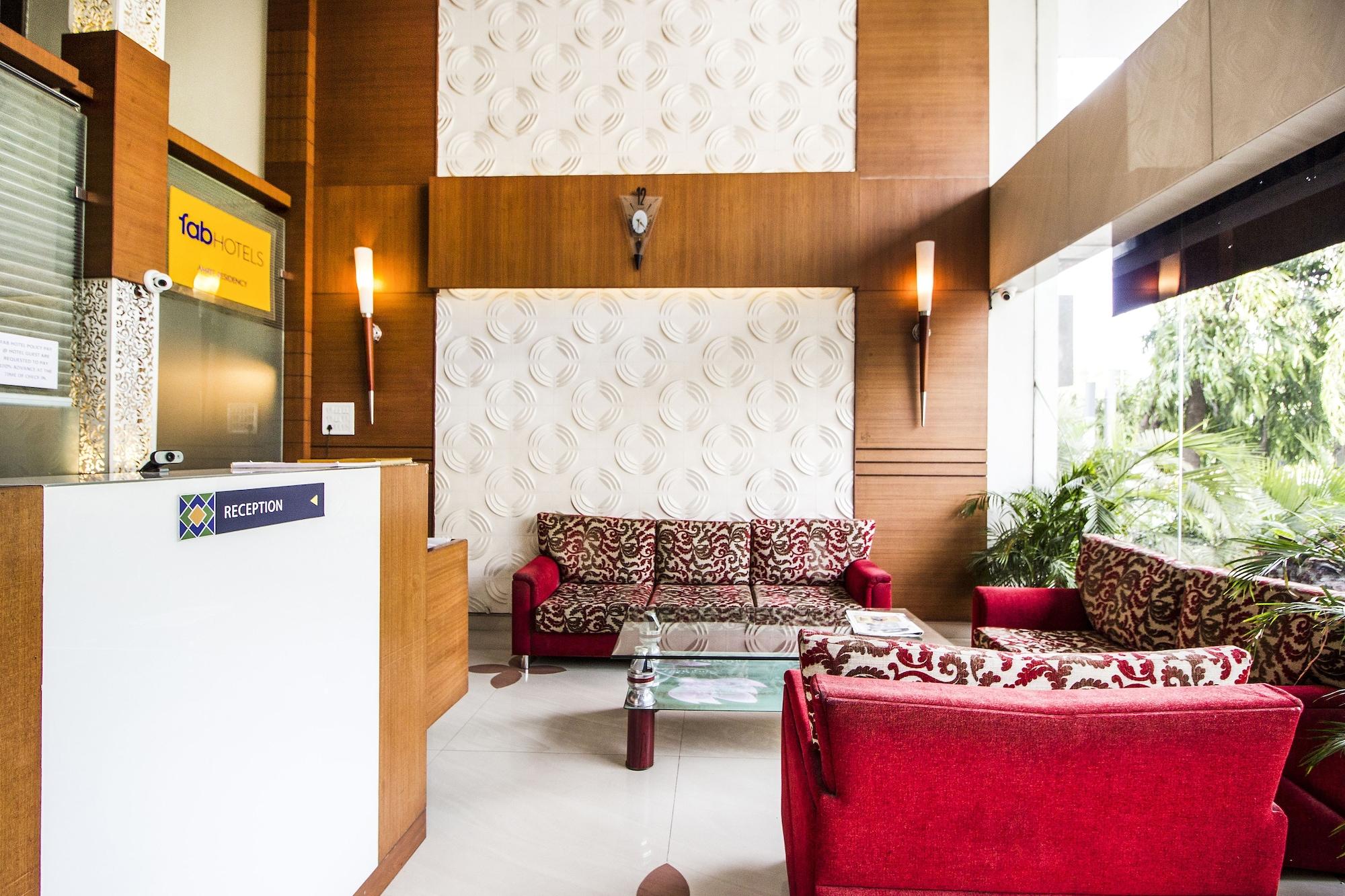 Vista Lobby FabHotel Amrit Residency