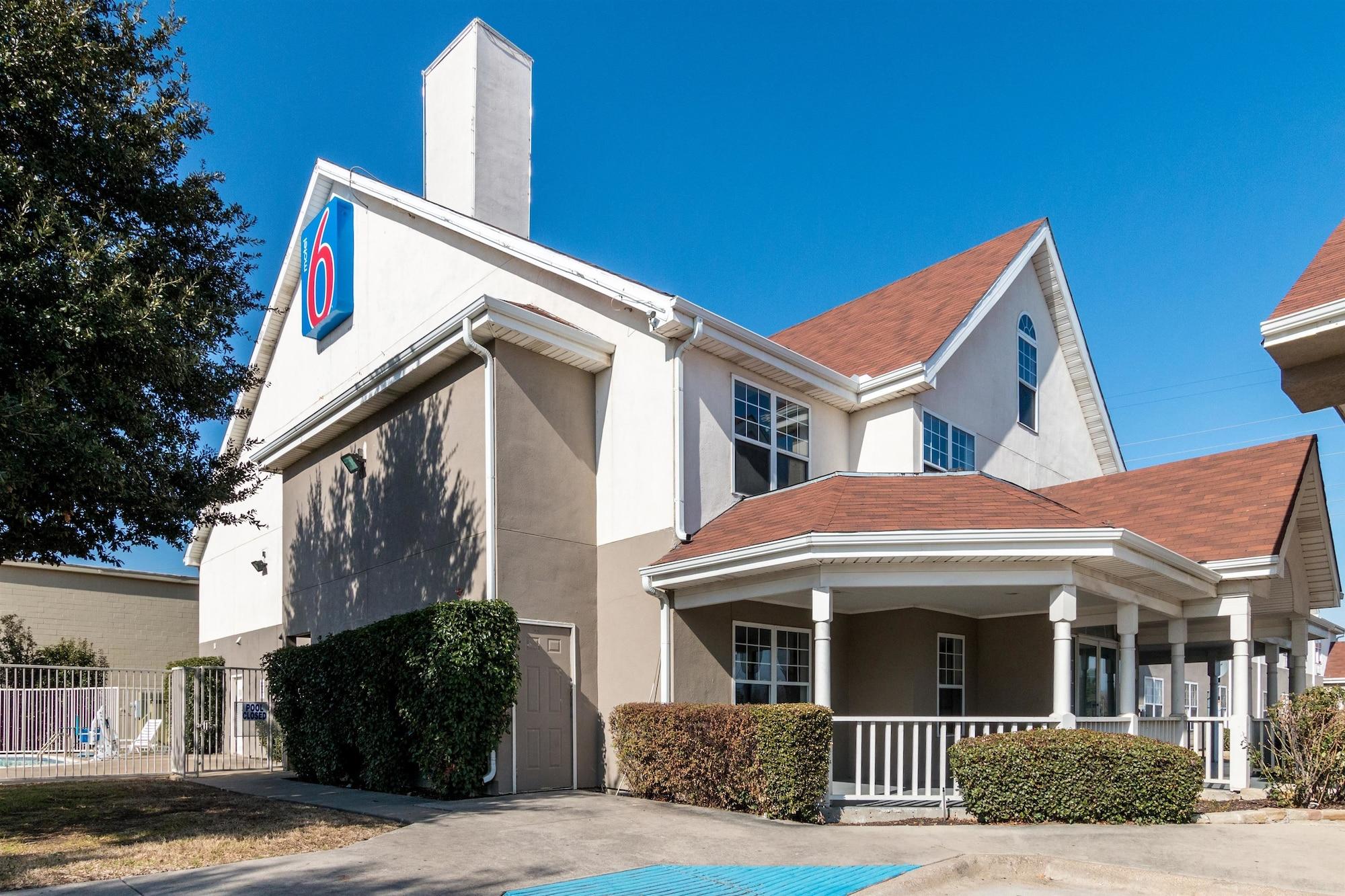 Vista Exterior Motel 6 North Richland Hills, TX - NE Fort Worth