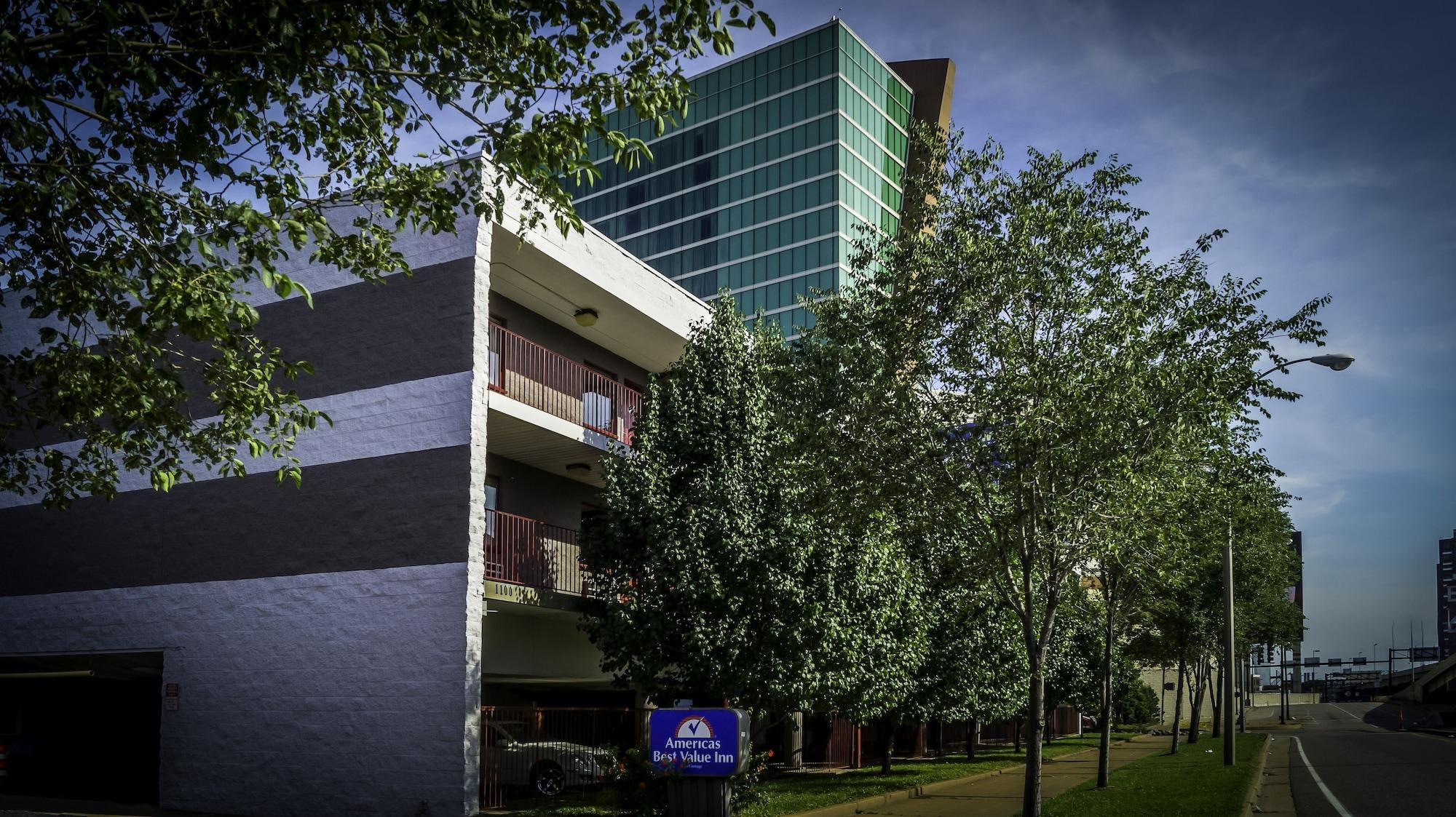 Vista Exterior Americas Best Value Inn St. Louis Downtown