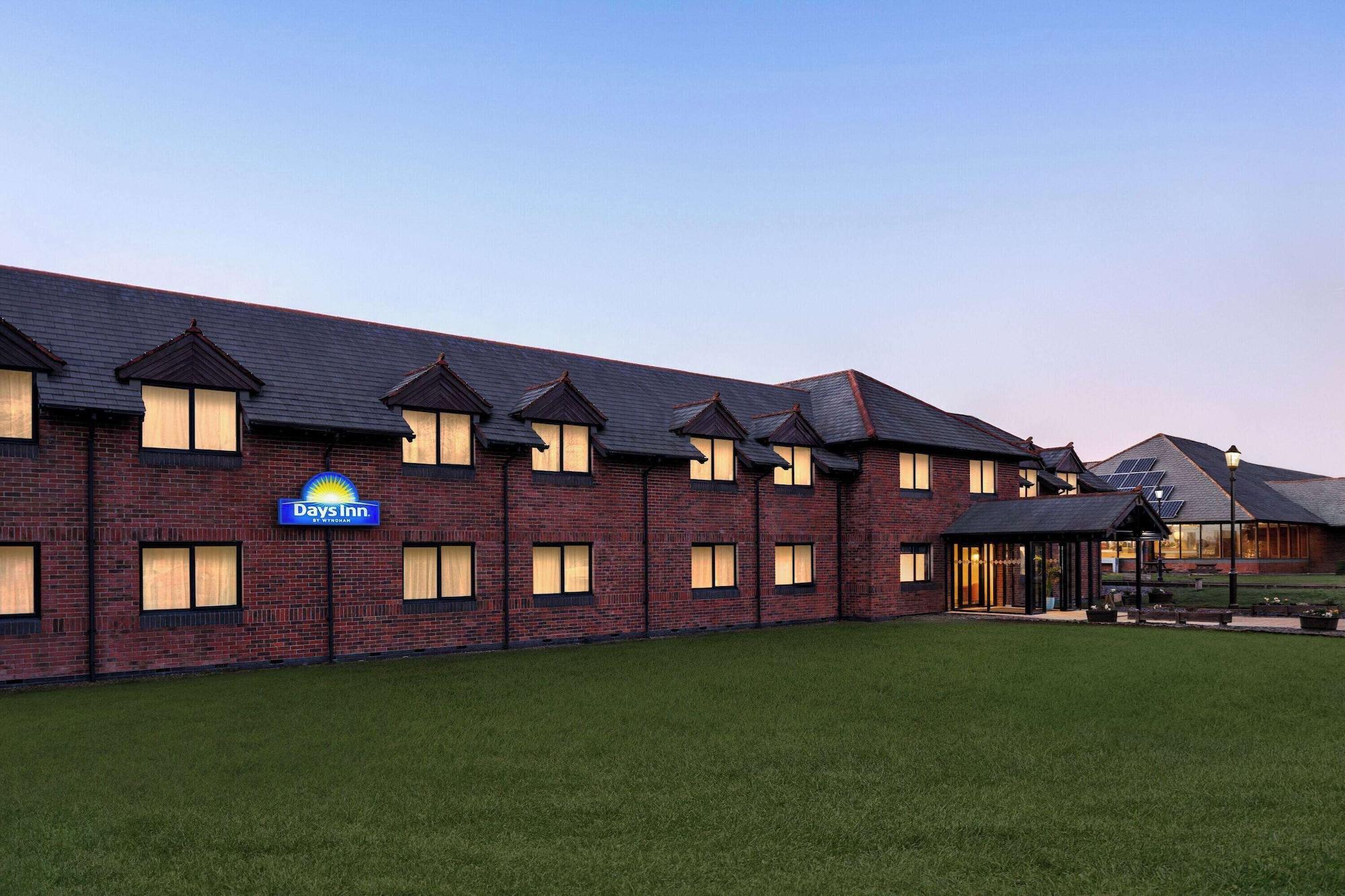 Vista Exterior Days Inn by Wyndham Chesterfield Tibshelf