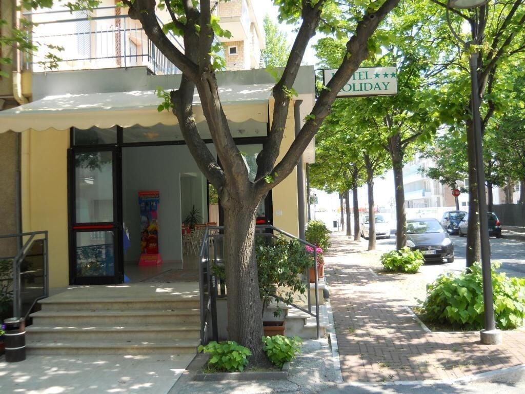 Vista Exterior Hotel Holiday