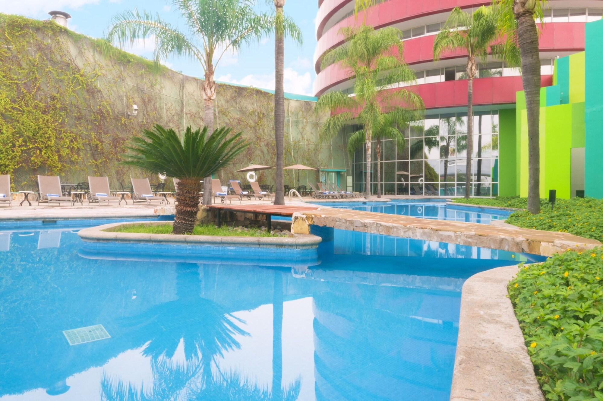 Vista Piscina Holiday Inn Monterrey - Parque Fundidora by IHG