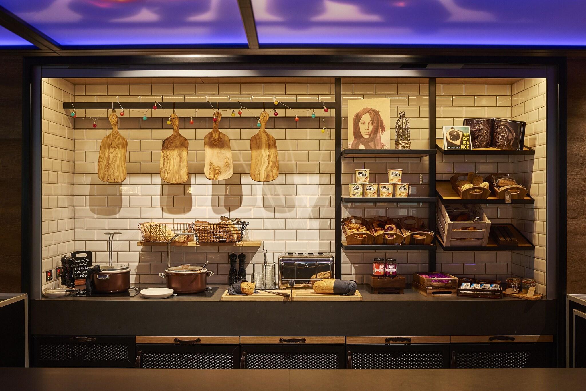 Restaurant Moxy Paris Charles de Gaulle Airport