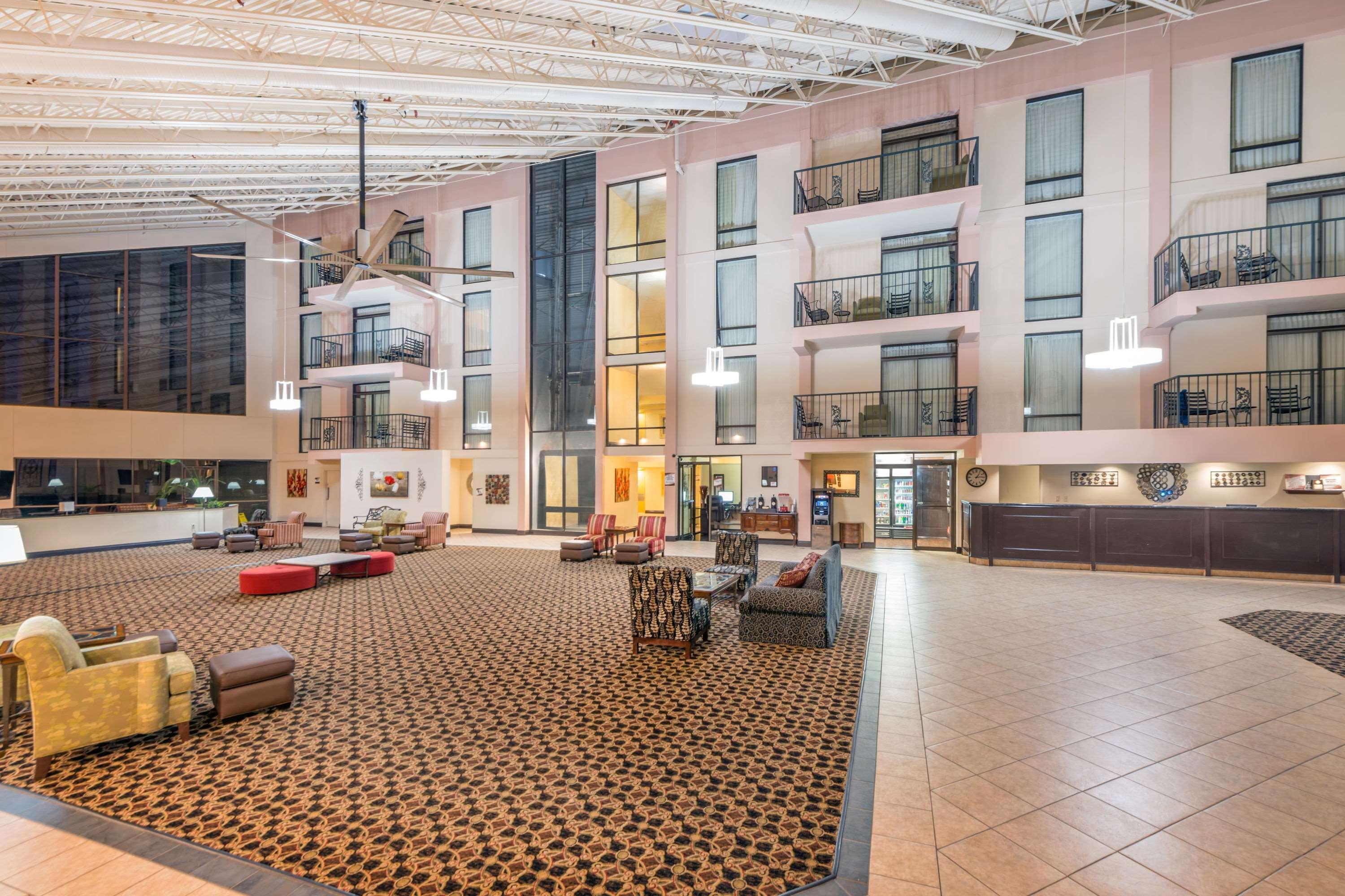 Vista Lobby Wyndham Garden Stillwater