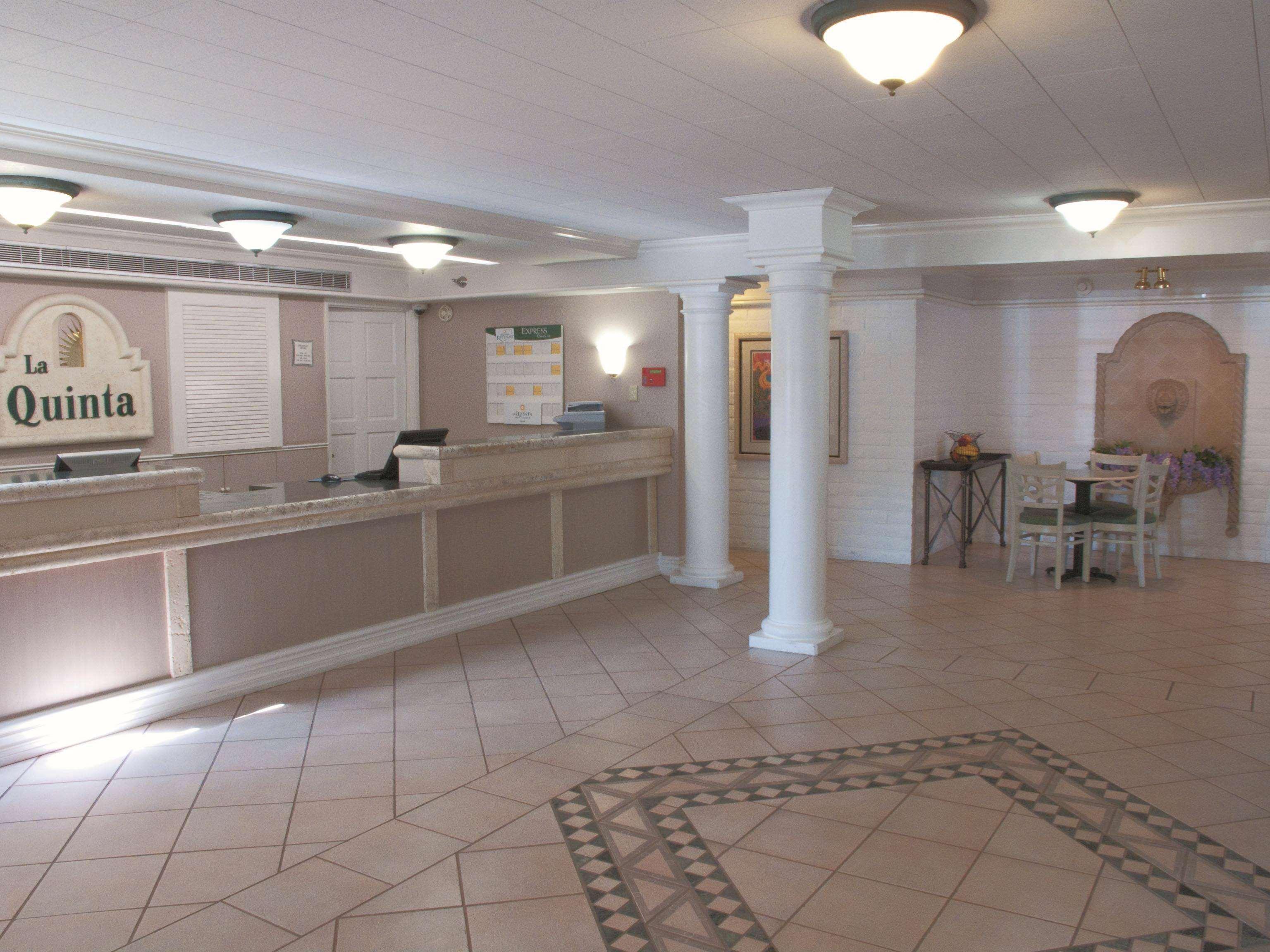 Vista Lobby La Quinta Inn by Wyndham Bakersfield South