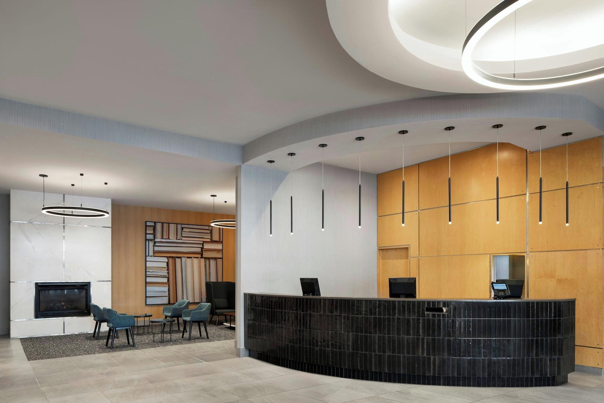 Vista Lobby Courtyard by Marriott Montreal Airport