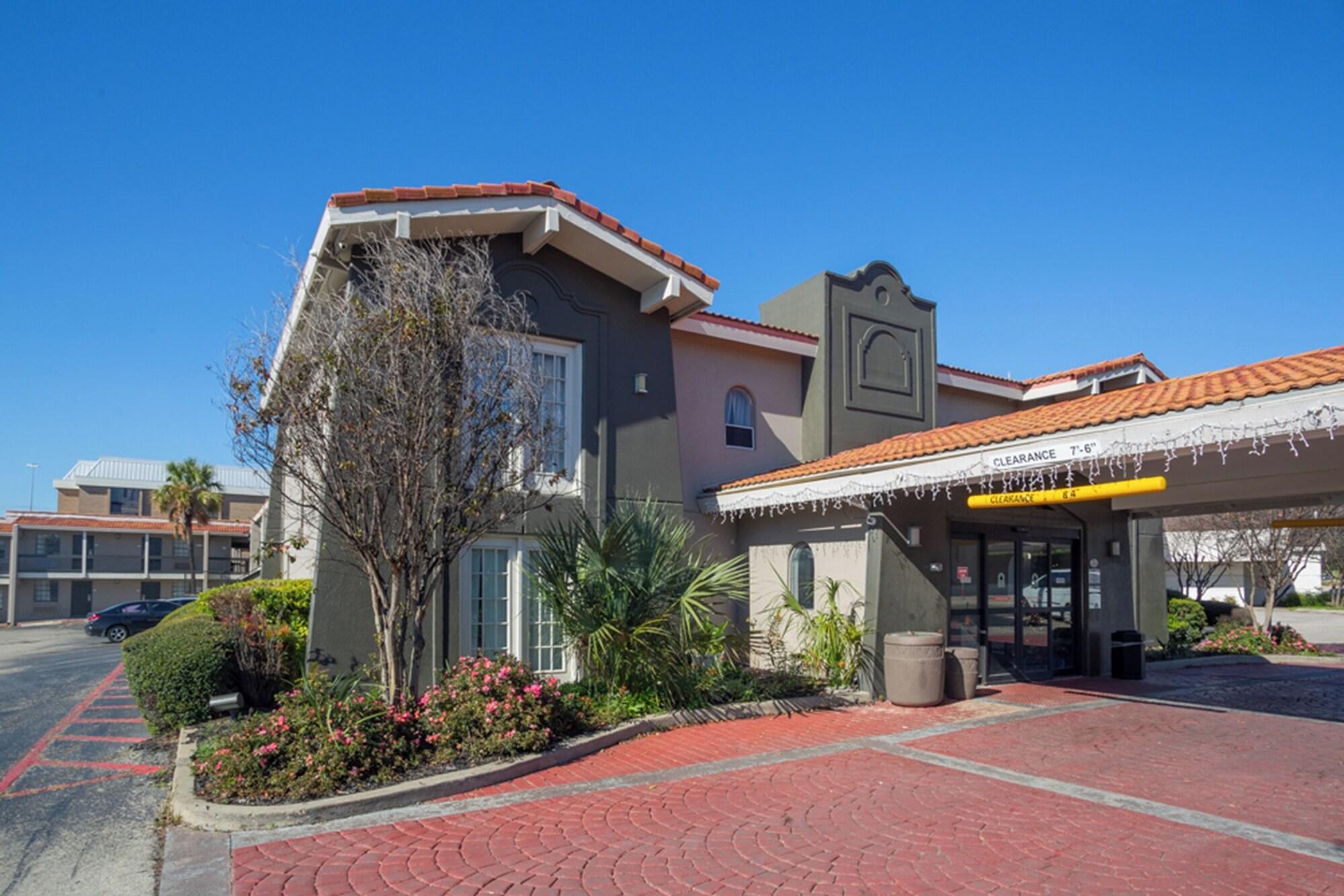 Vista Exterior Baymont by Wyndham Austin University Area