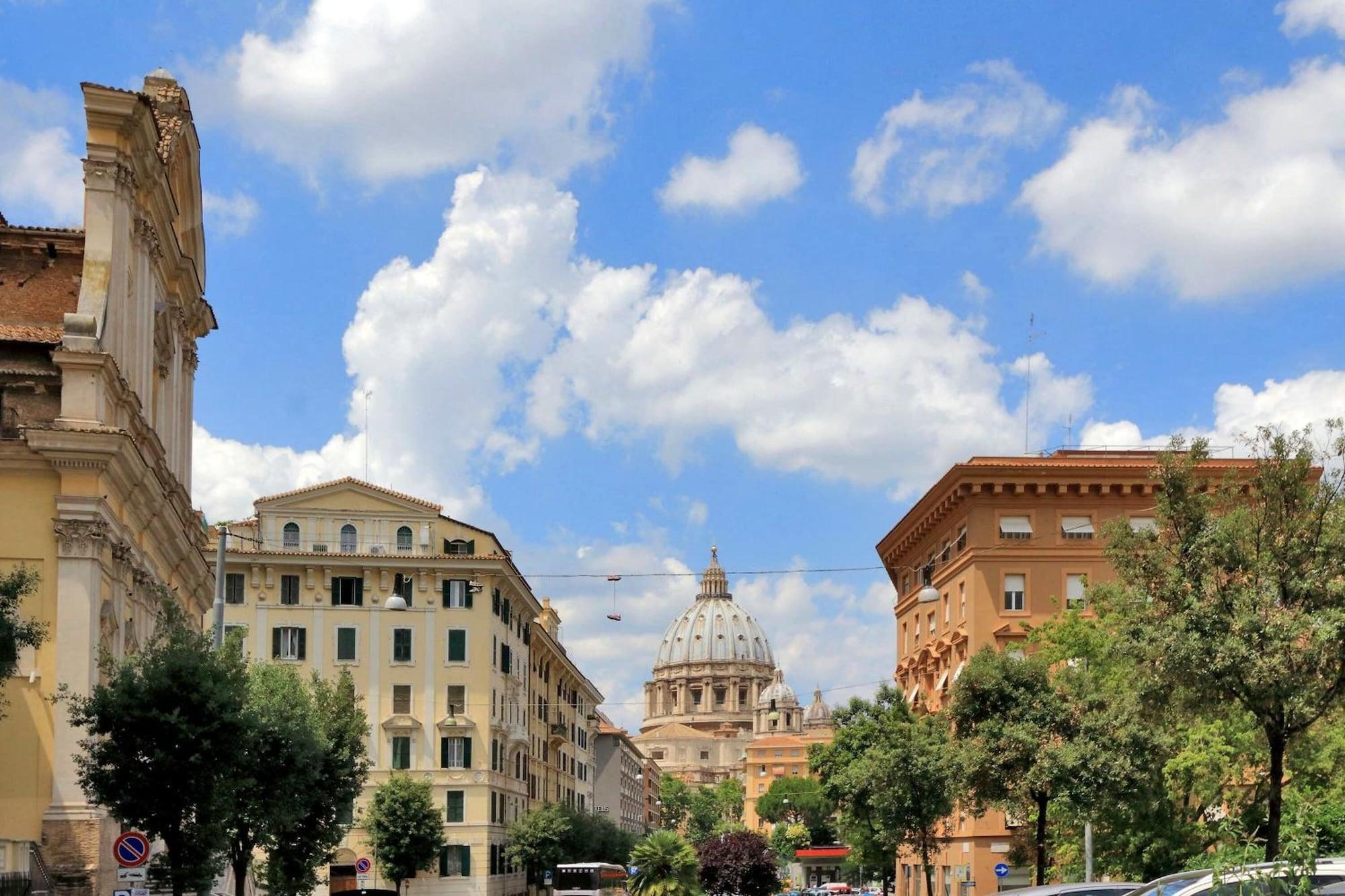Vista Exterior La Stazione Del Vaticano