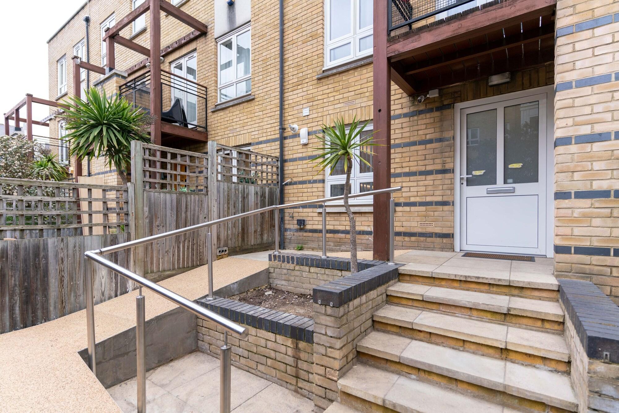 Vista Exterior Luxury 5BD Guesthouse