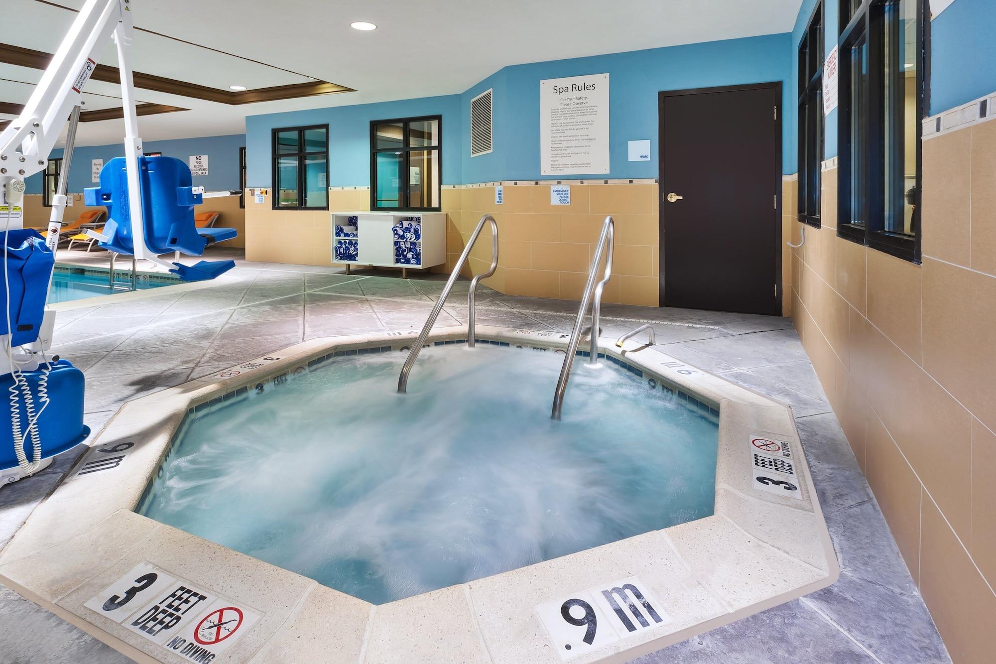 Vista Piscina Holiday Inn Express & Suites Warminster - Horsham by IHG