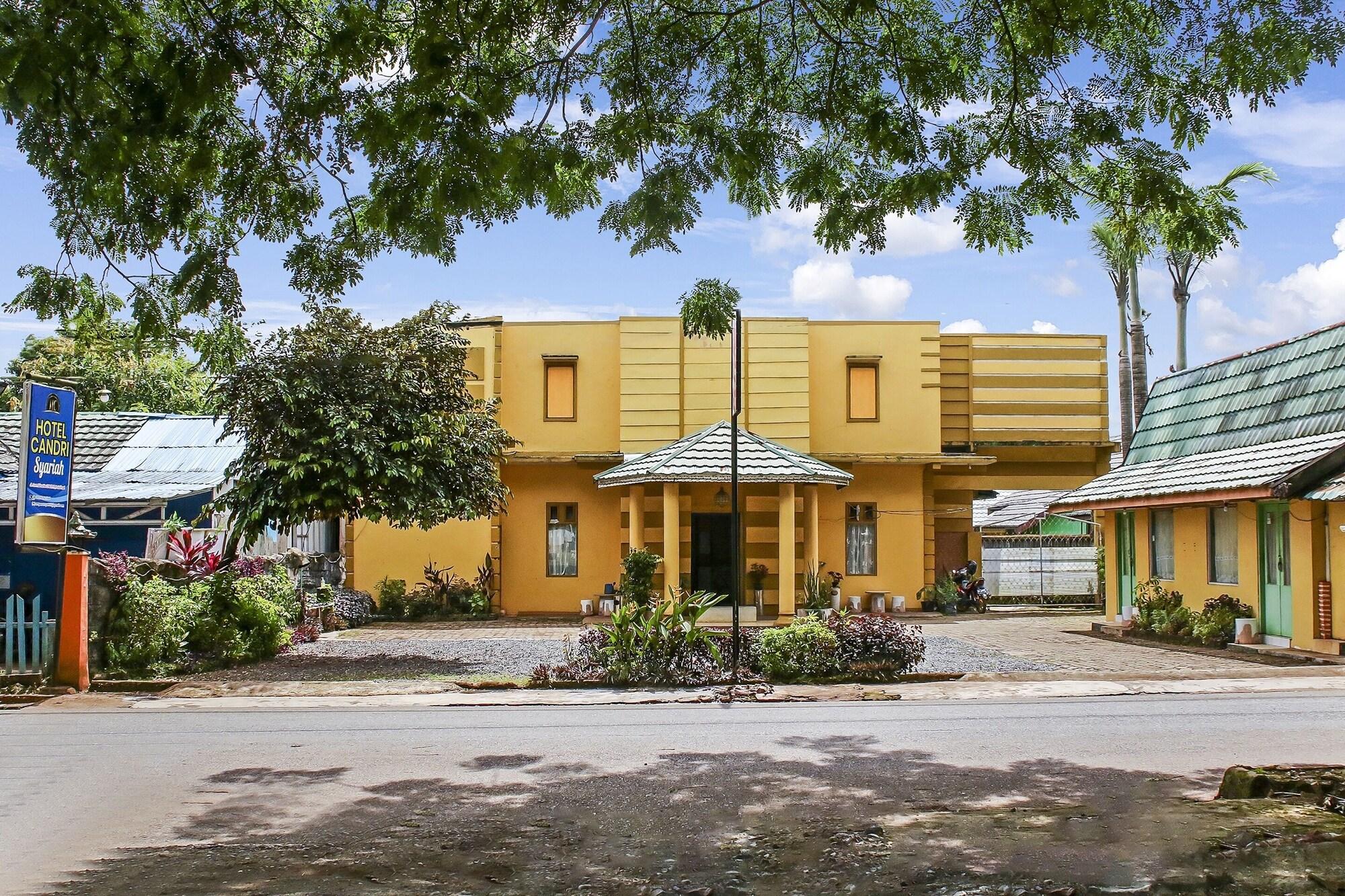 Varios OYO 90316 Hotel Candri Pelaihari