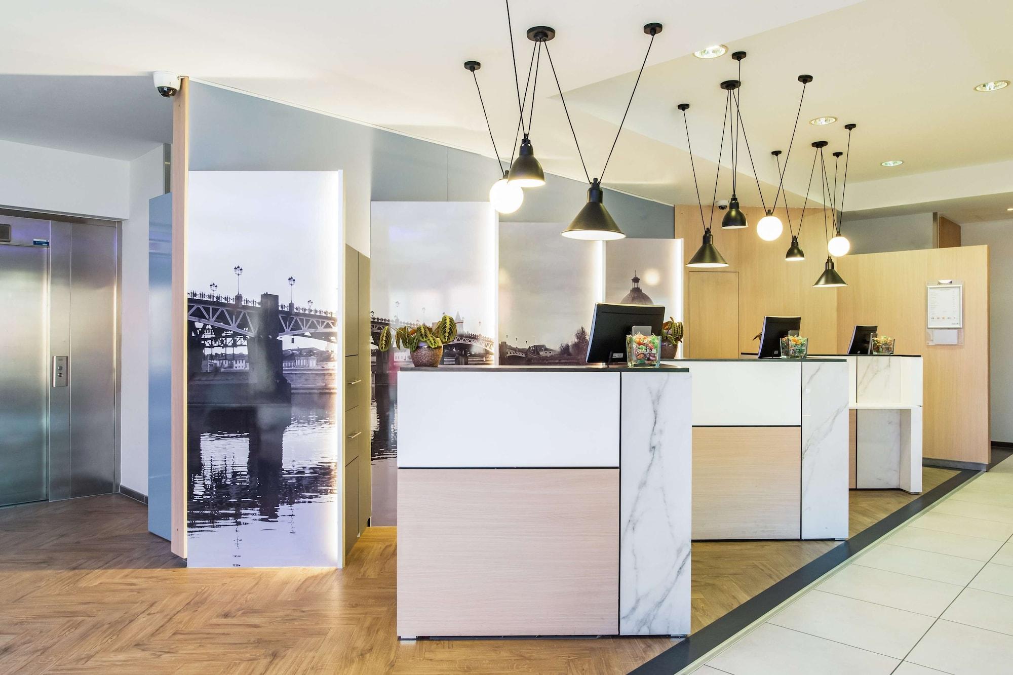 Vista Lobby Radisson Blu Hotel Toulouse Airport