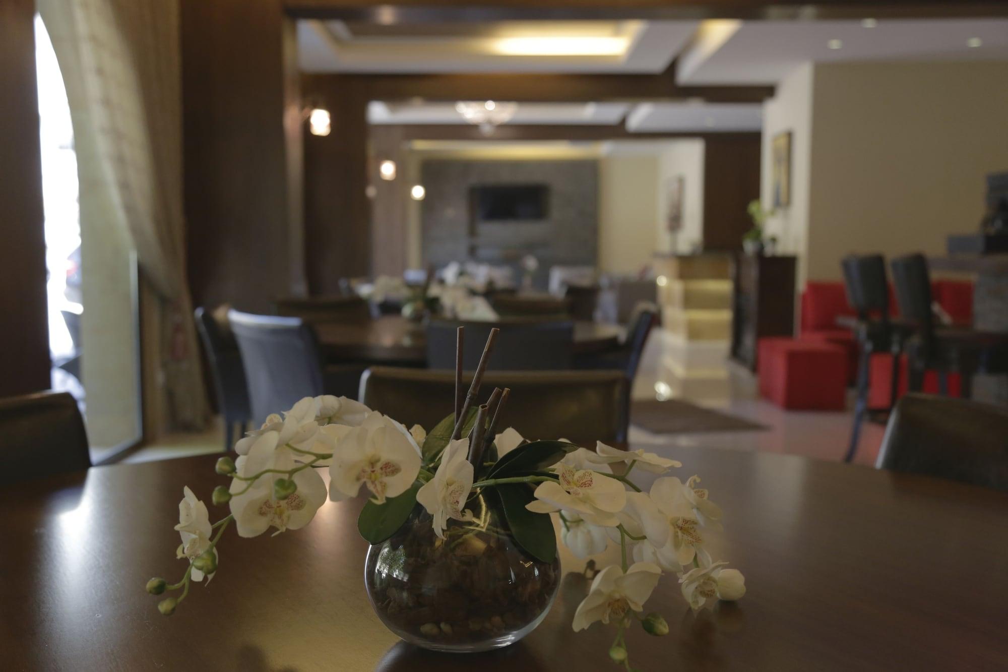 Vista Lobby The Lodge Inn Hotel