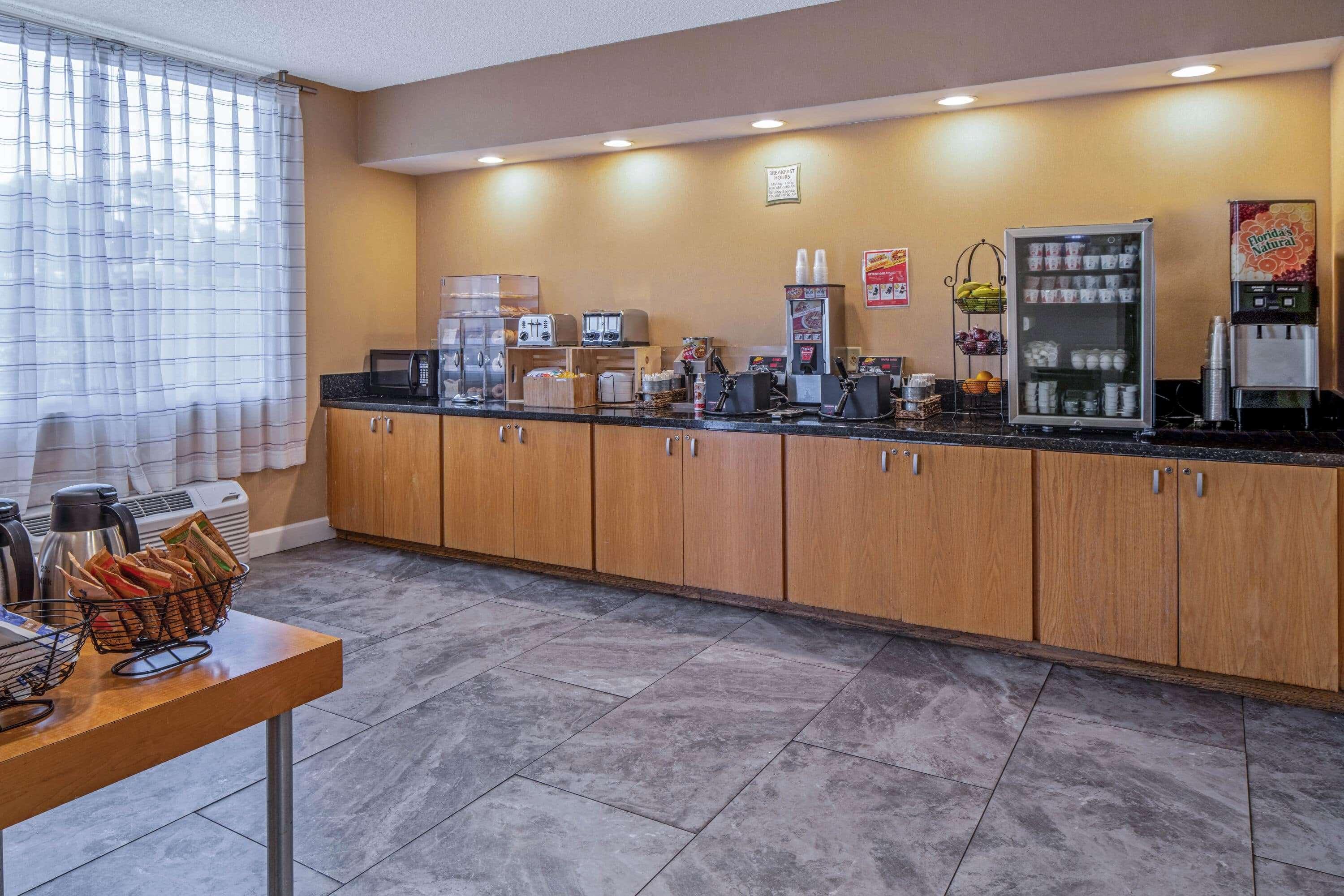 Restaurant La Quinta Inn & Suites by Wyndham Naples Downtown
