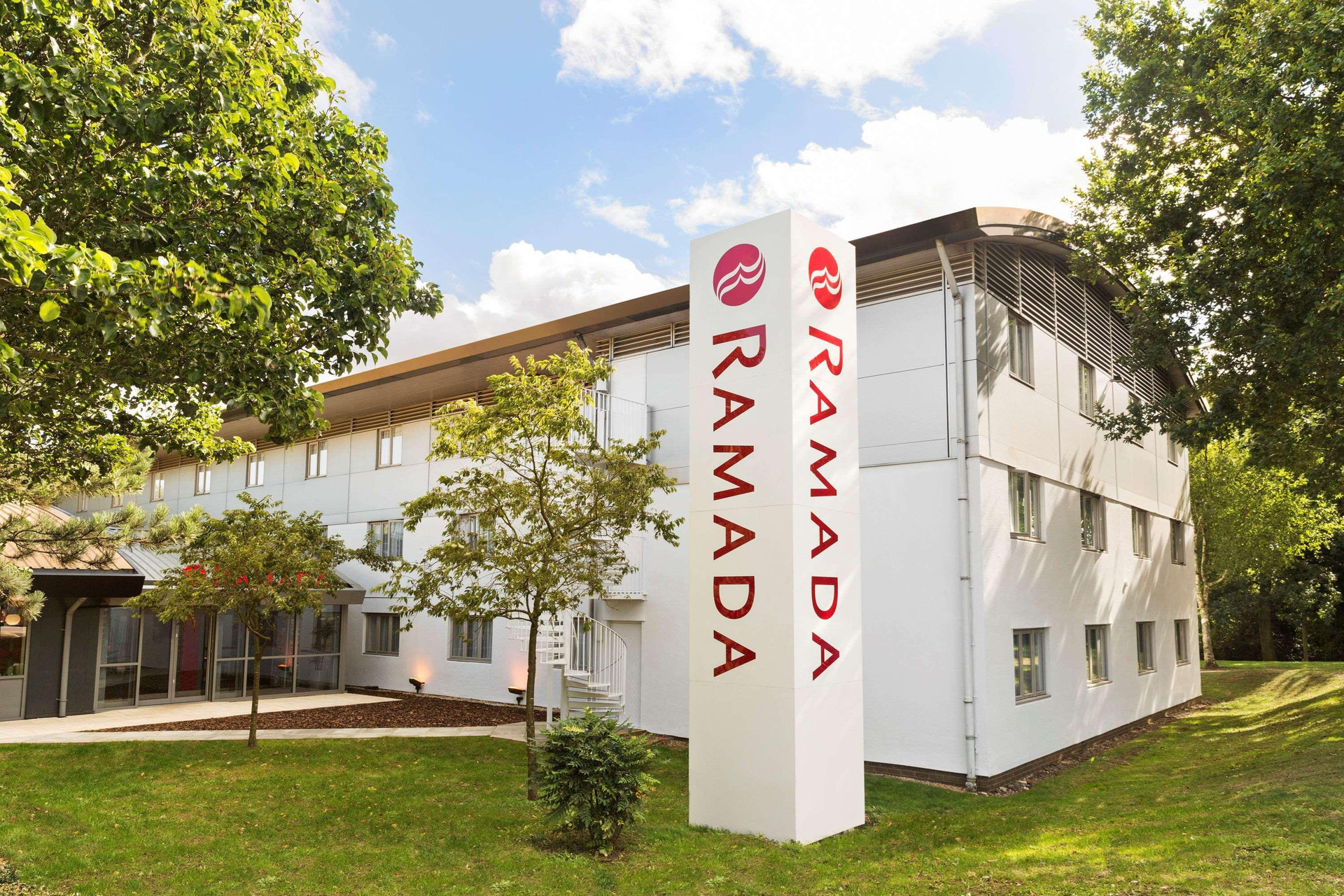 Vista Exterior Ramada By Wyndham South Mimms M25