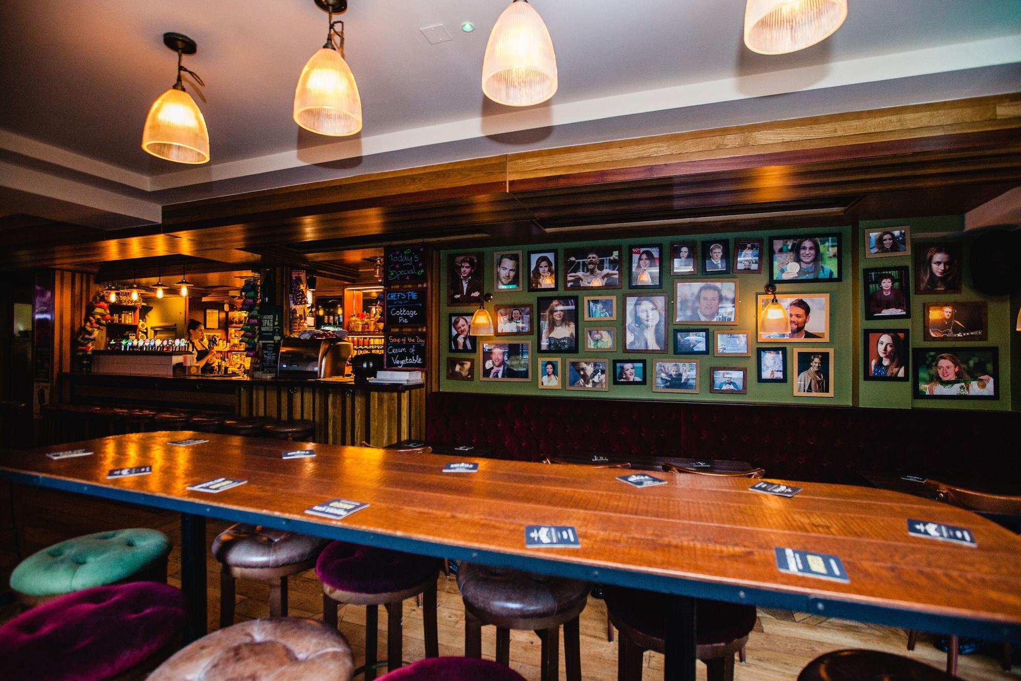 Bar/Salón Clarendon Suites