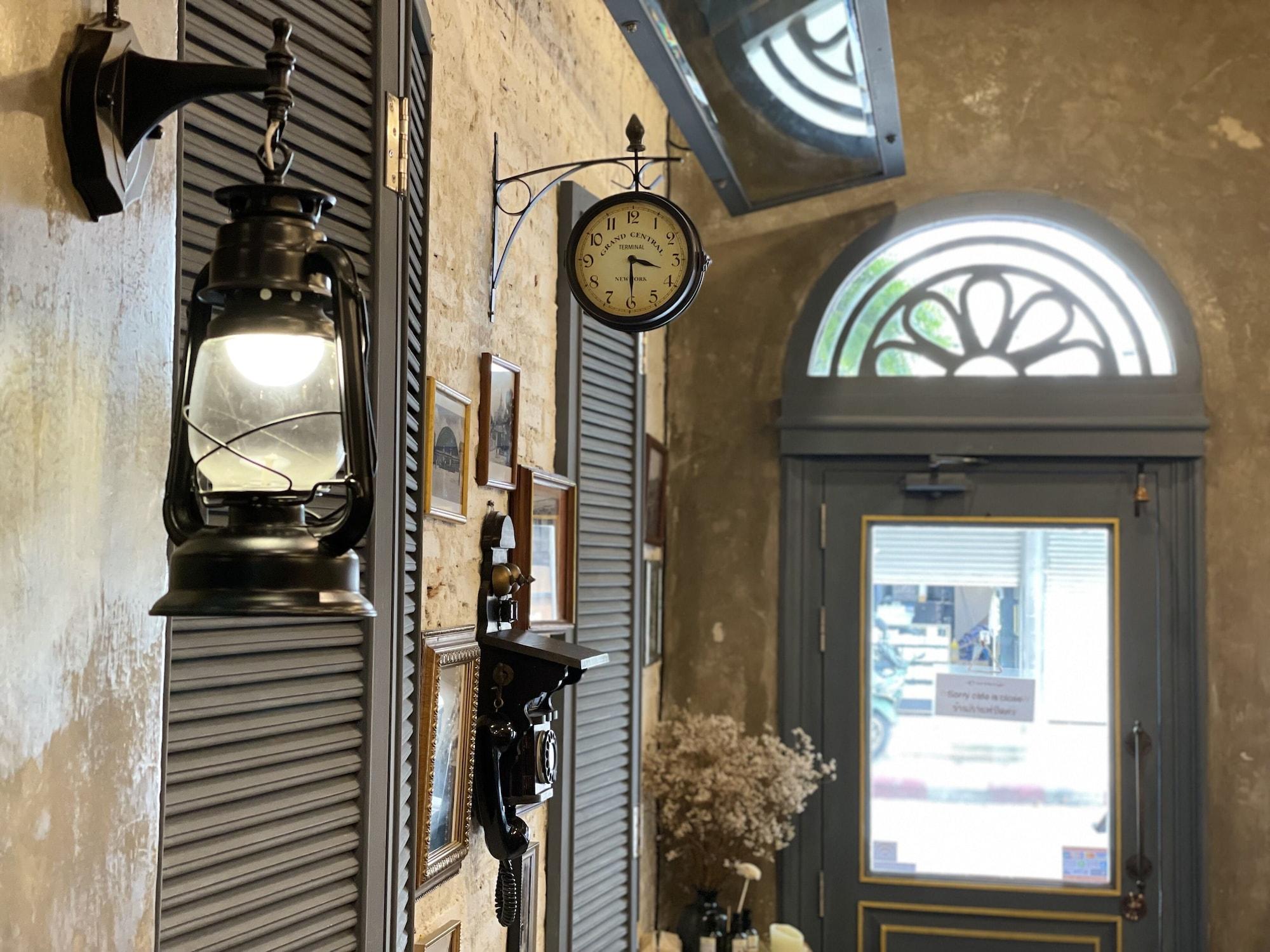 Varios Central Old Town Cottage