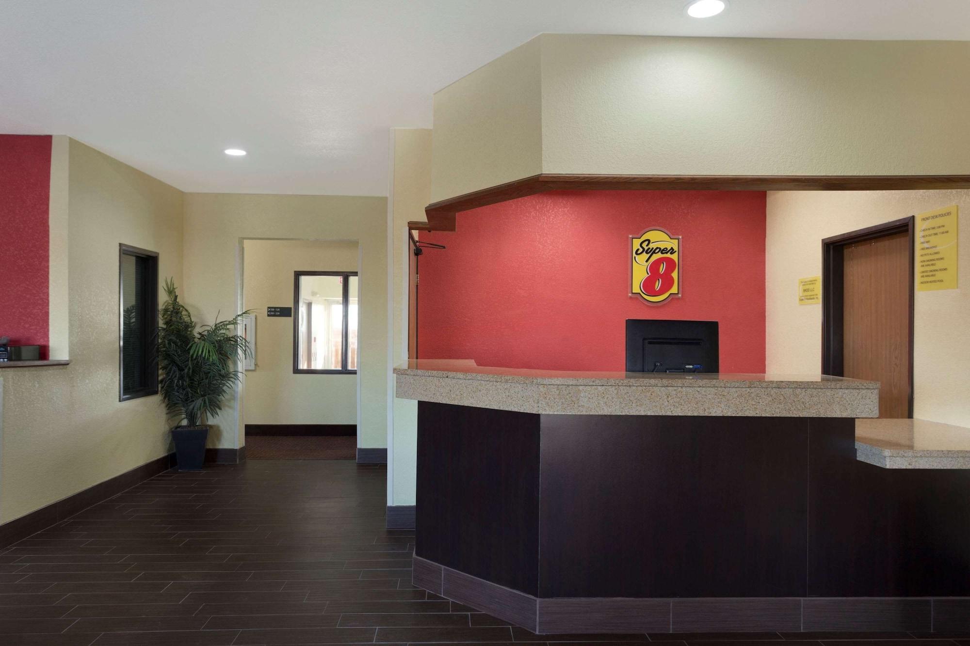 Vista Lobby Super 8 by Wyndham Lees Summit