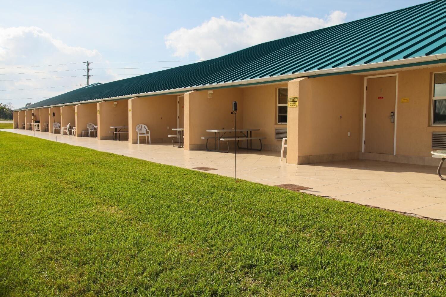 Vista Exterior Lake Grassy Inn & Suites