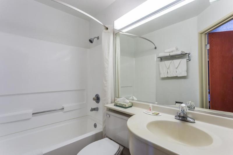 Baño Super 8 by Wyndham Greeley