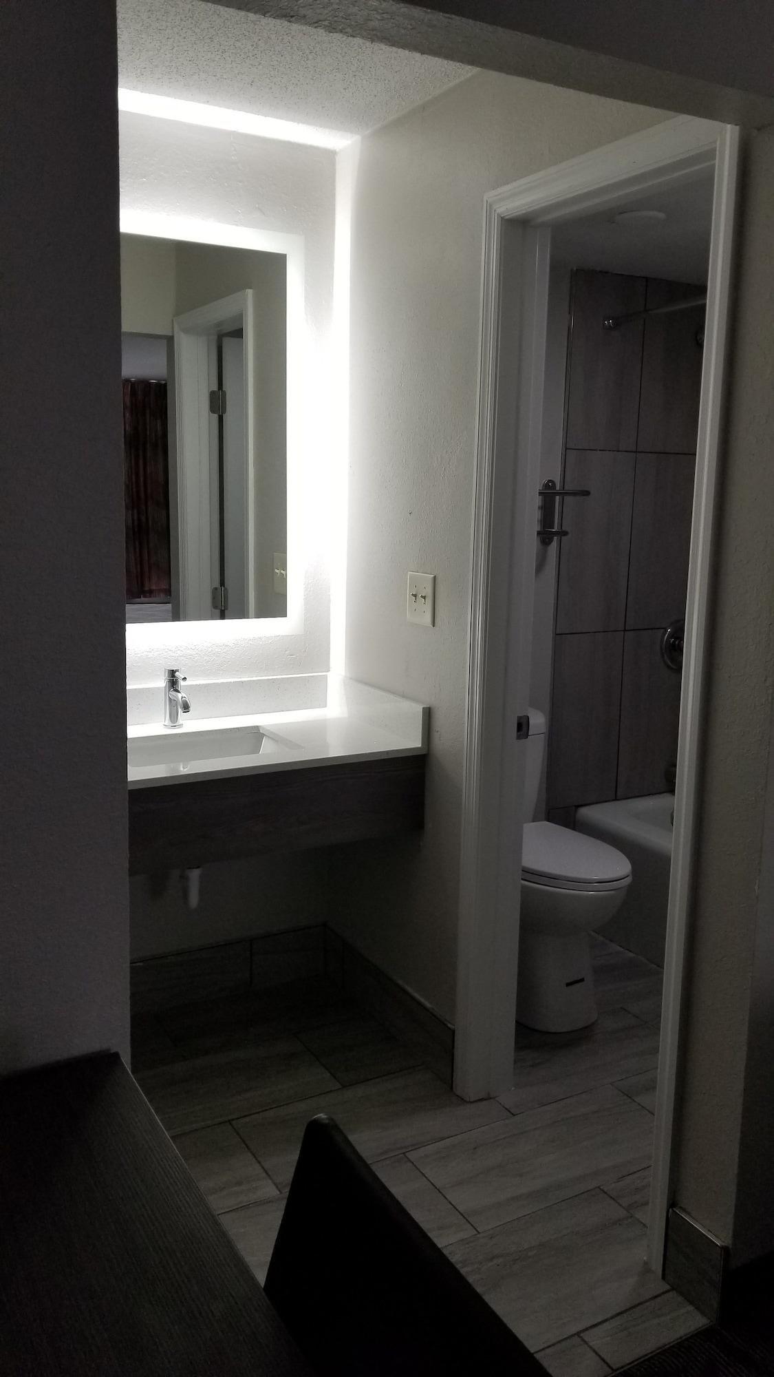 Equipamiento de Habitación Days Inn & Suites by Wyndham Charleston Airport West