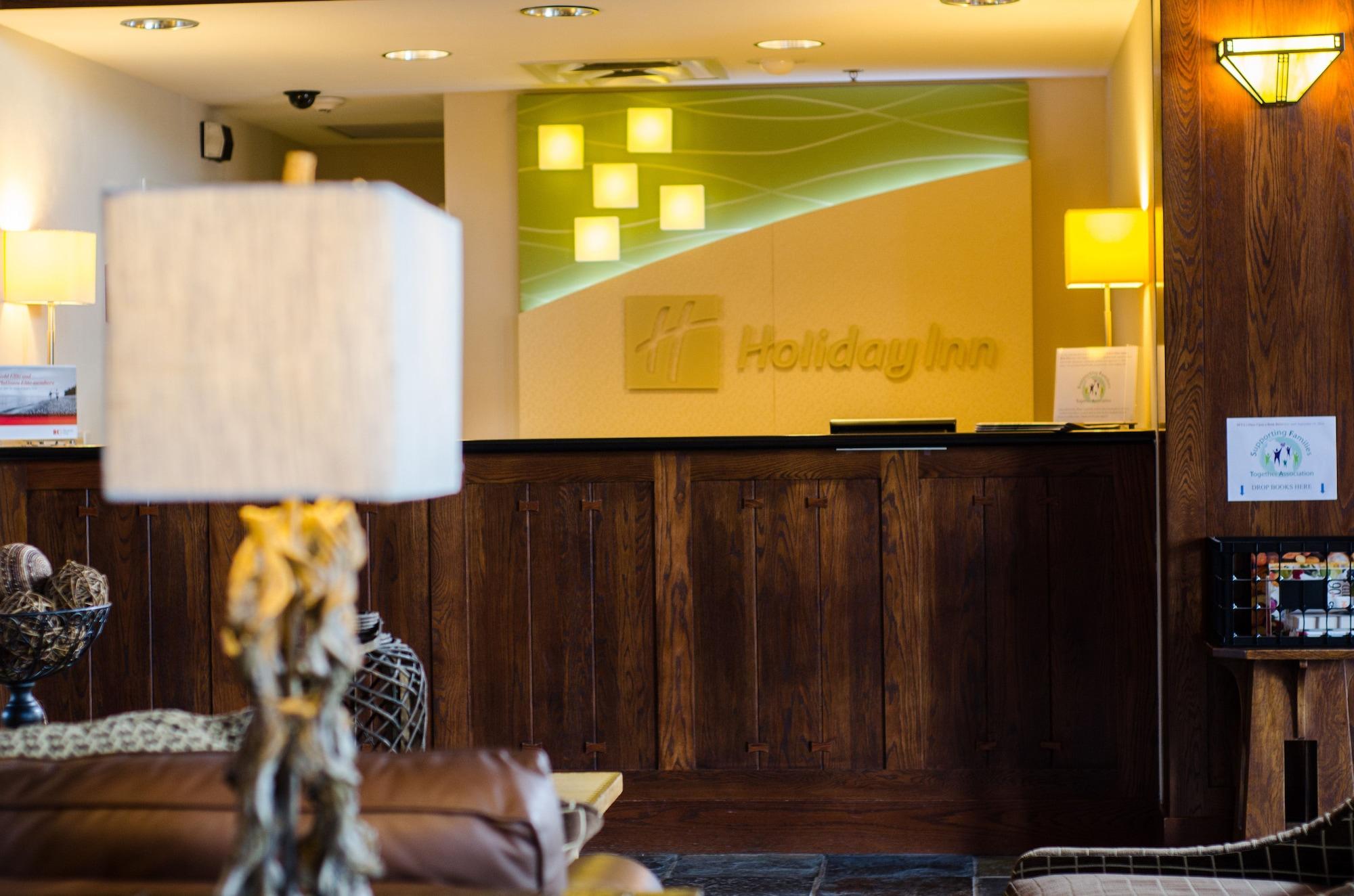 Vista Lobby Holiday Inn Pewaukee - Milwaukee West by IHG