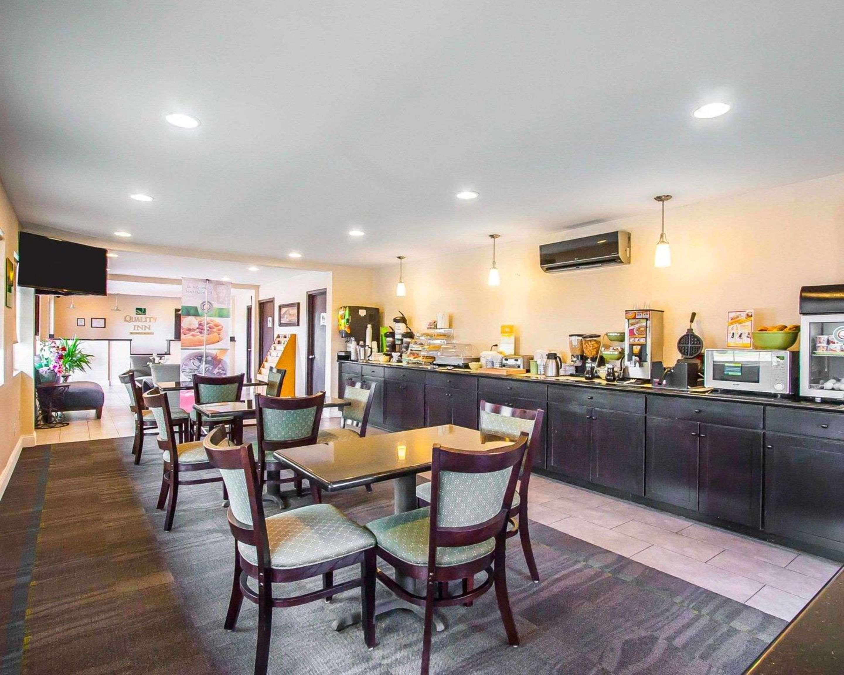 Restaurant Quality Inn Cairo I-57