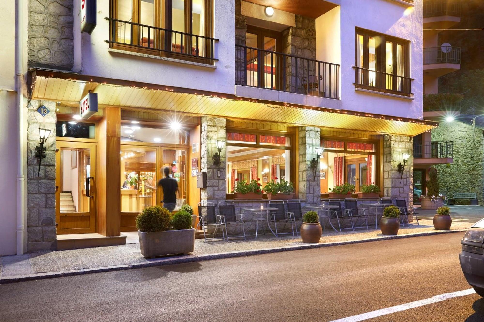 Vista Exterior Hotel Univers