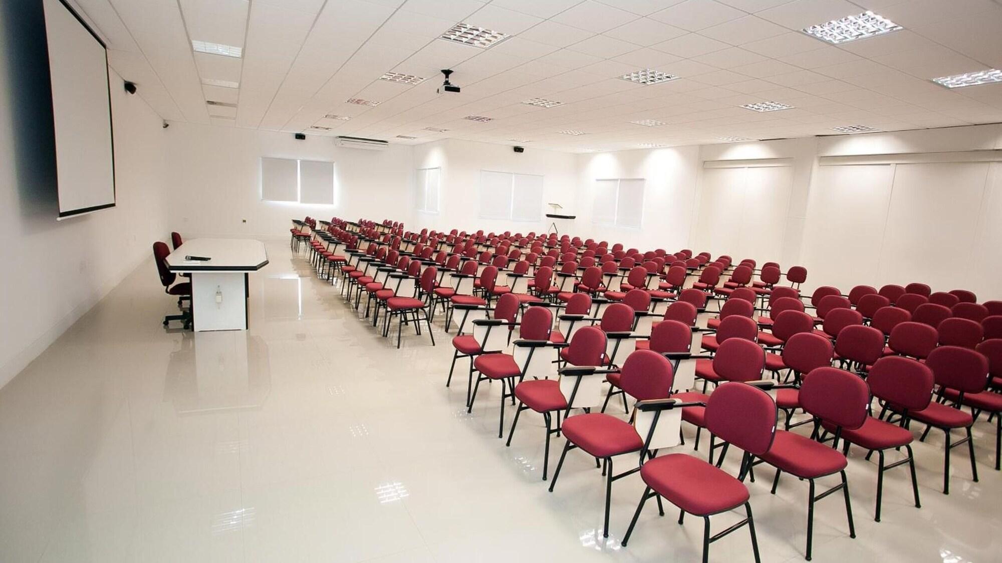 Sala de Reuniones Tropicanas Hotel e Eventos