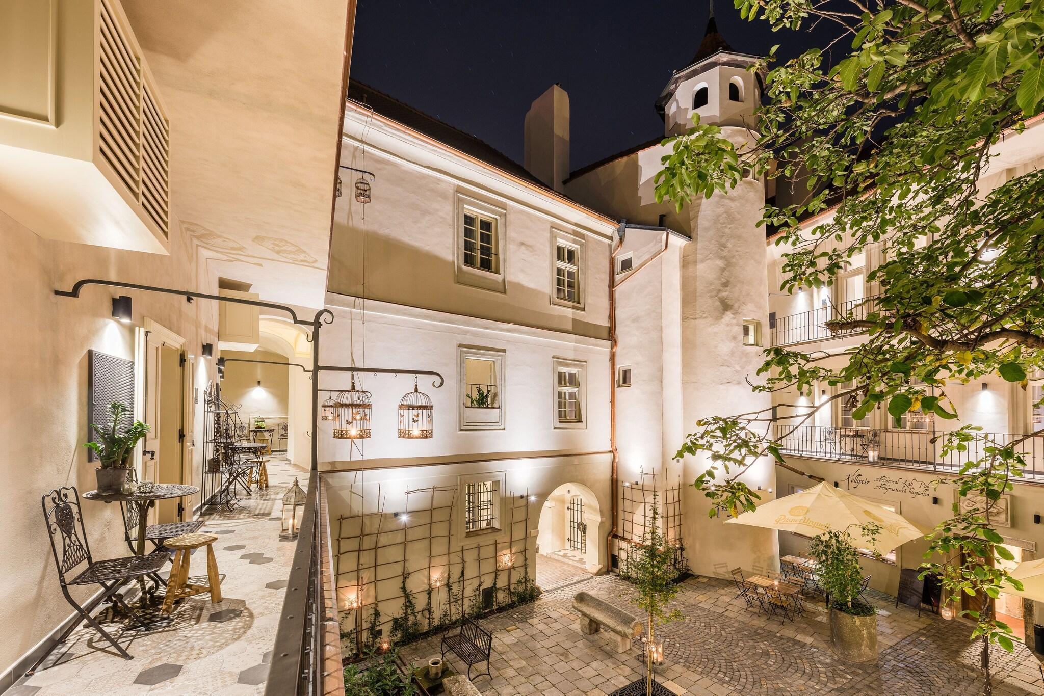 Varios MOOo by the Castle