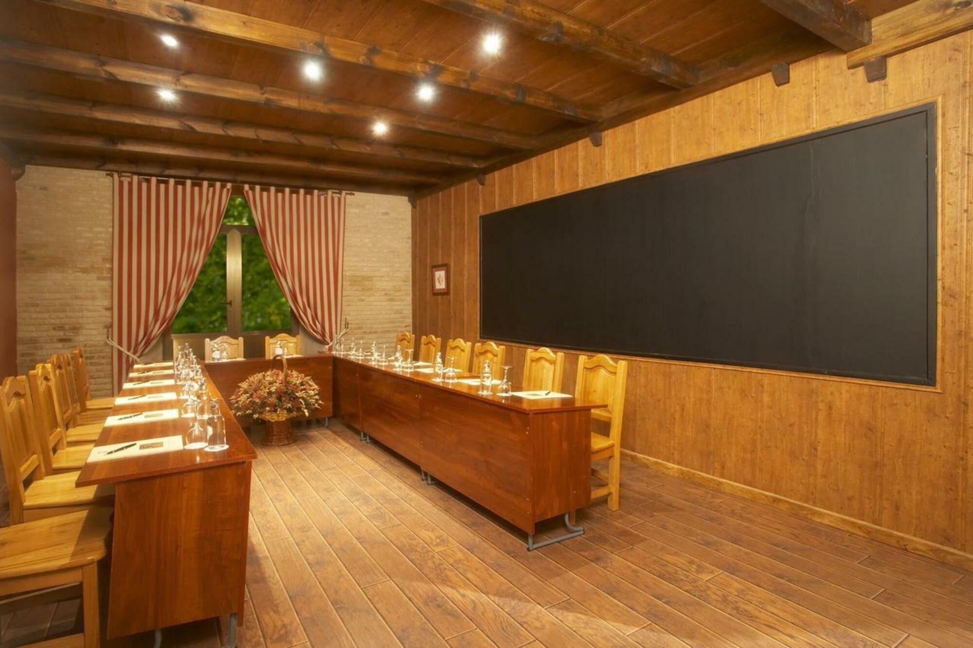 Centro de Negocios Hotel Real Monasterio San Zoilo