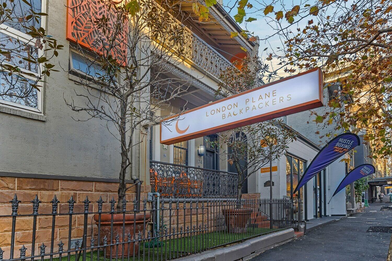 Vista Exterior London Plane Backpackers - Hostel