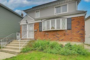 Alquiler Vacacional - 3 Mi to Jfk: Convenient NYC Base w/ Shared Patio