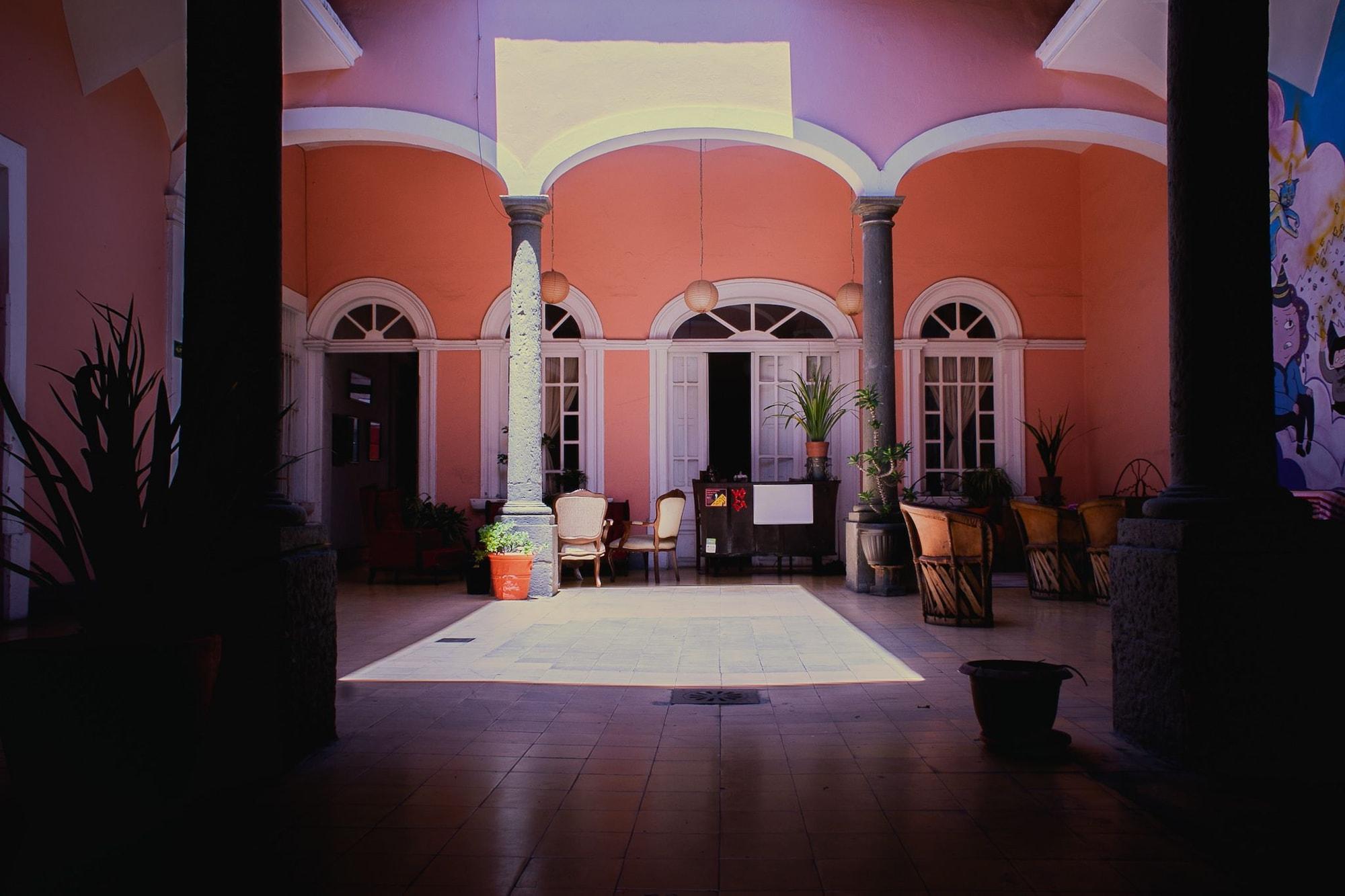 Varios Maska Mansion