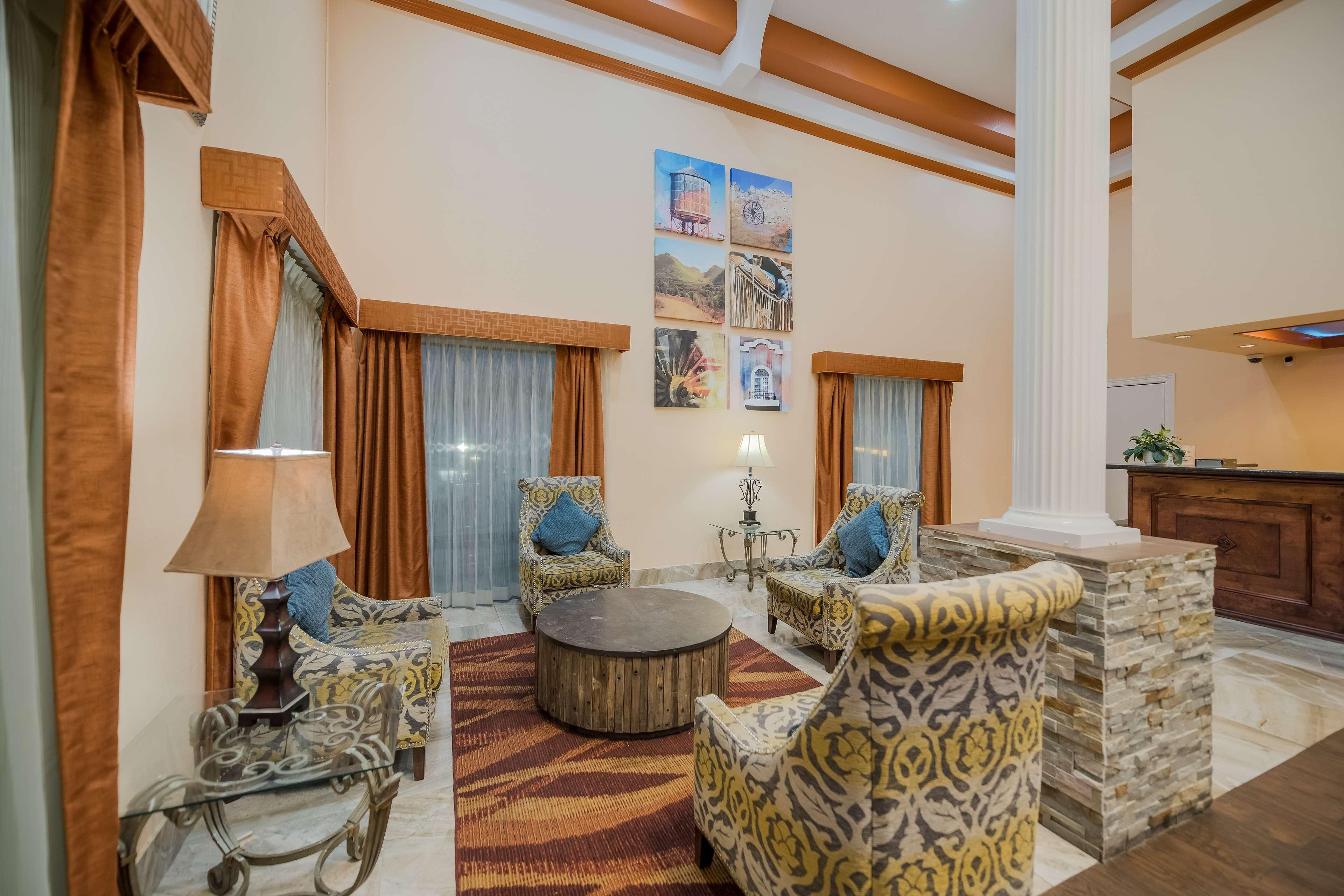 Vista Lobby SureStay Hotel by Best Western Mt Pleasant
