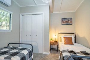 Alquiler Vacacional - Serenity Hideaway, Charming 2bd/1ba cabin with WiFi, AC, close to shops