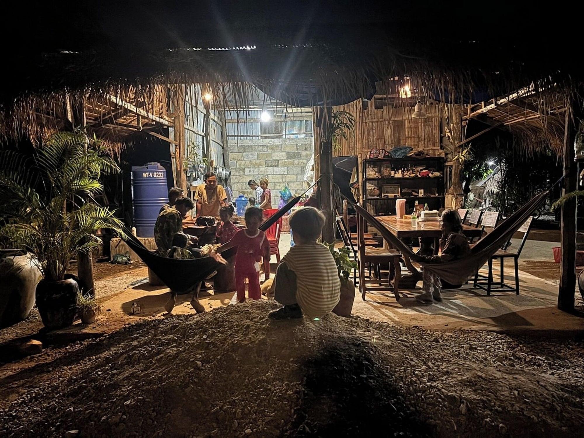Restaurant Family Batcave Homestay - Hostel