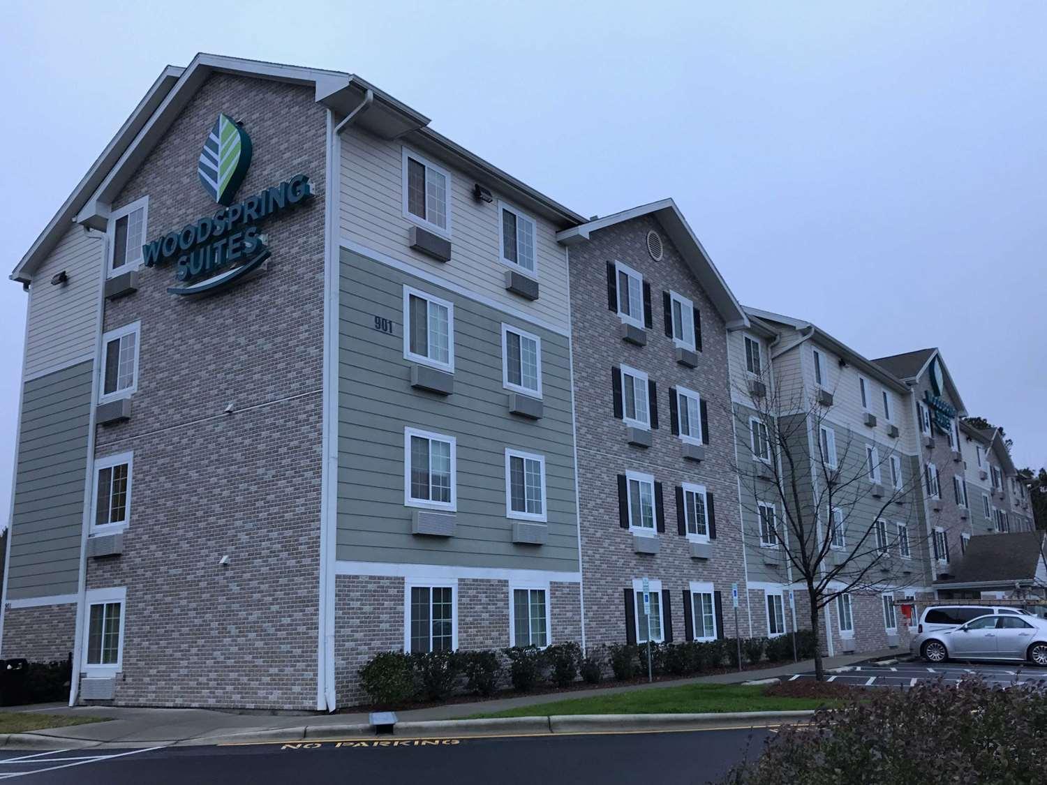 Vista Exterior WoodSpring Suites Raleigh Apex