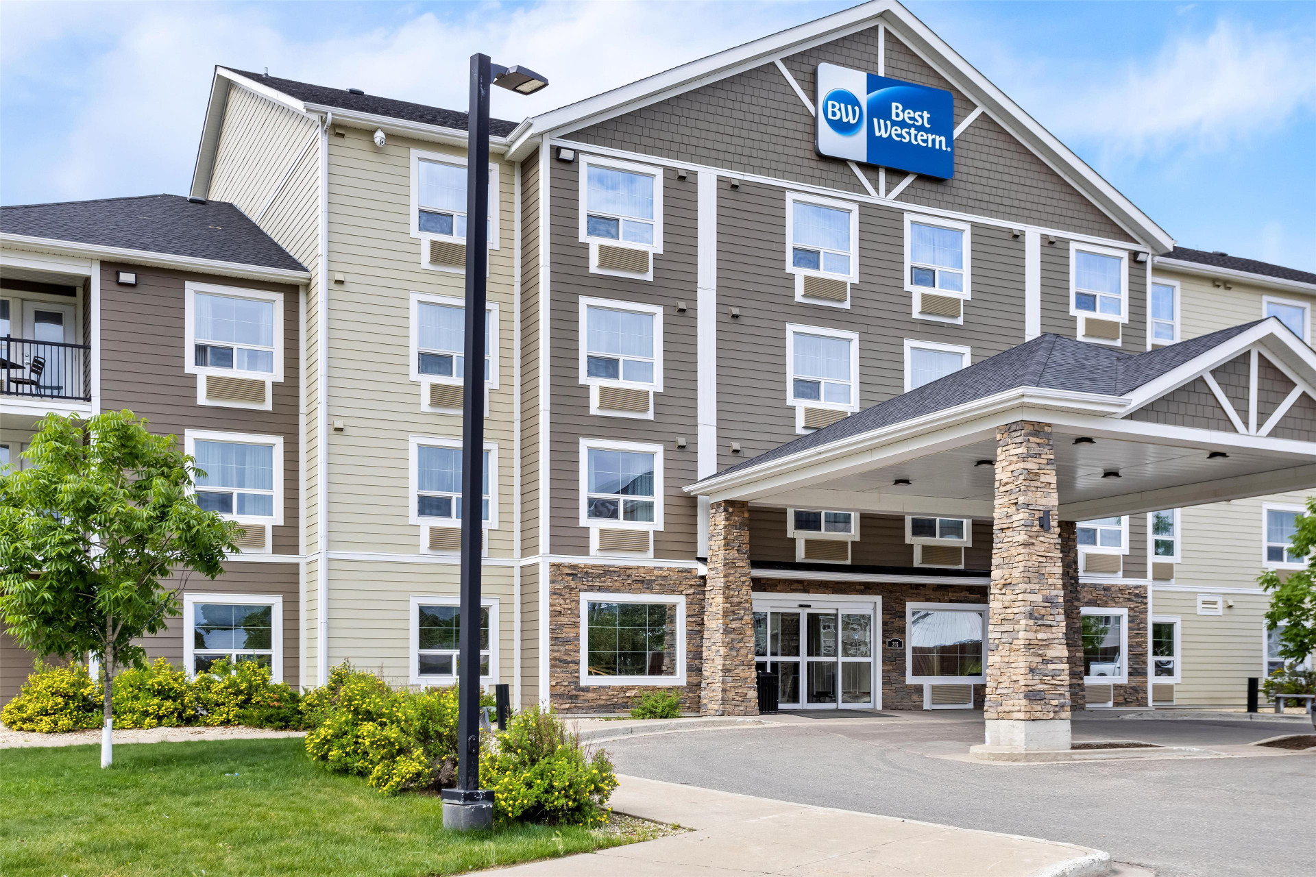 Vista Exterior Best Western Thompson Hotel & Suites