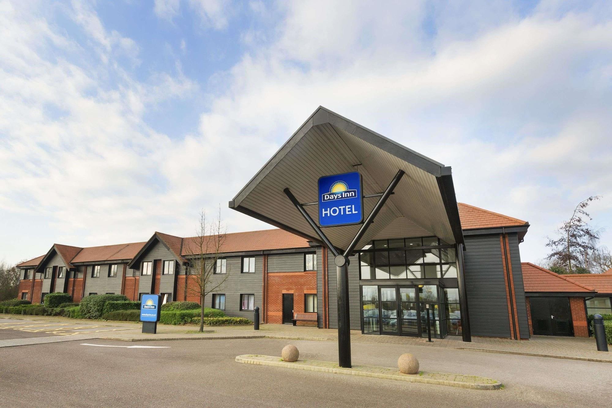 Vista Exterior Days Inn by Wyndham Stevenage North