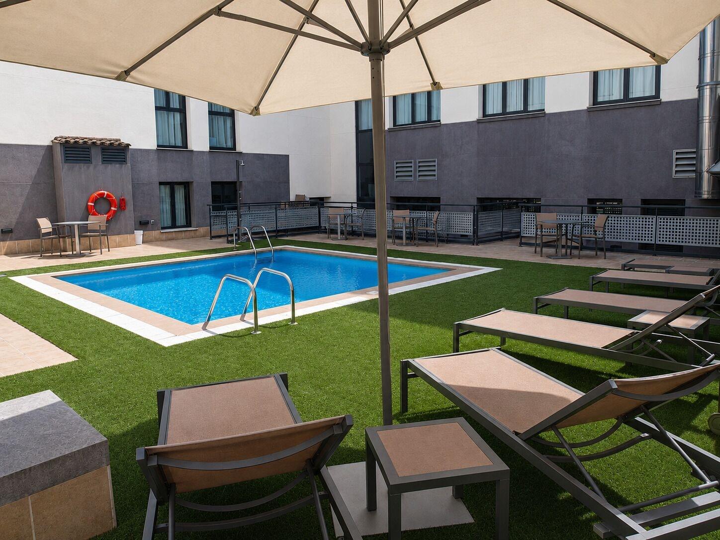 Vista Piscina Hotel Pedro I de Aragón