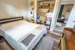 Alquiler Vacacional - A WVE From It All! Secure boat storage, huge yard, lots of outdoor games!