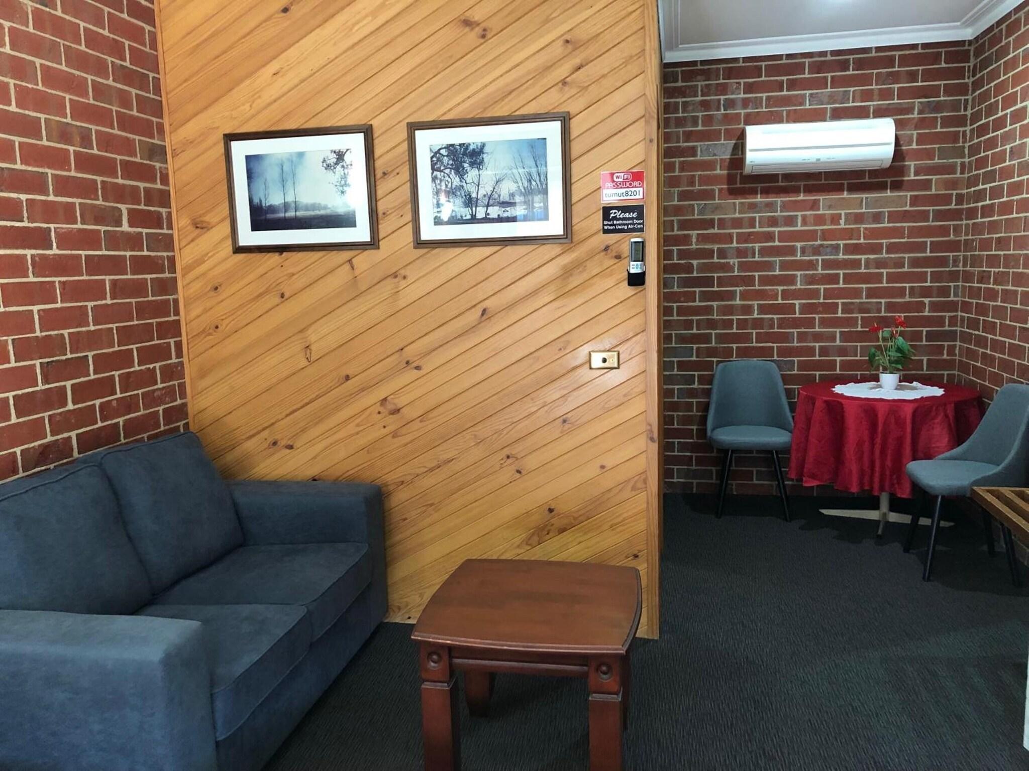 Vista Lobby The Elms Motor Inn