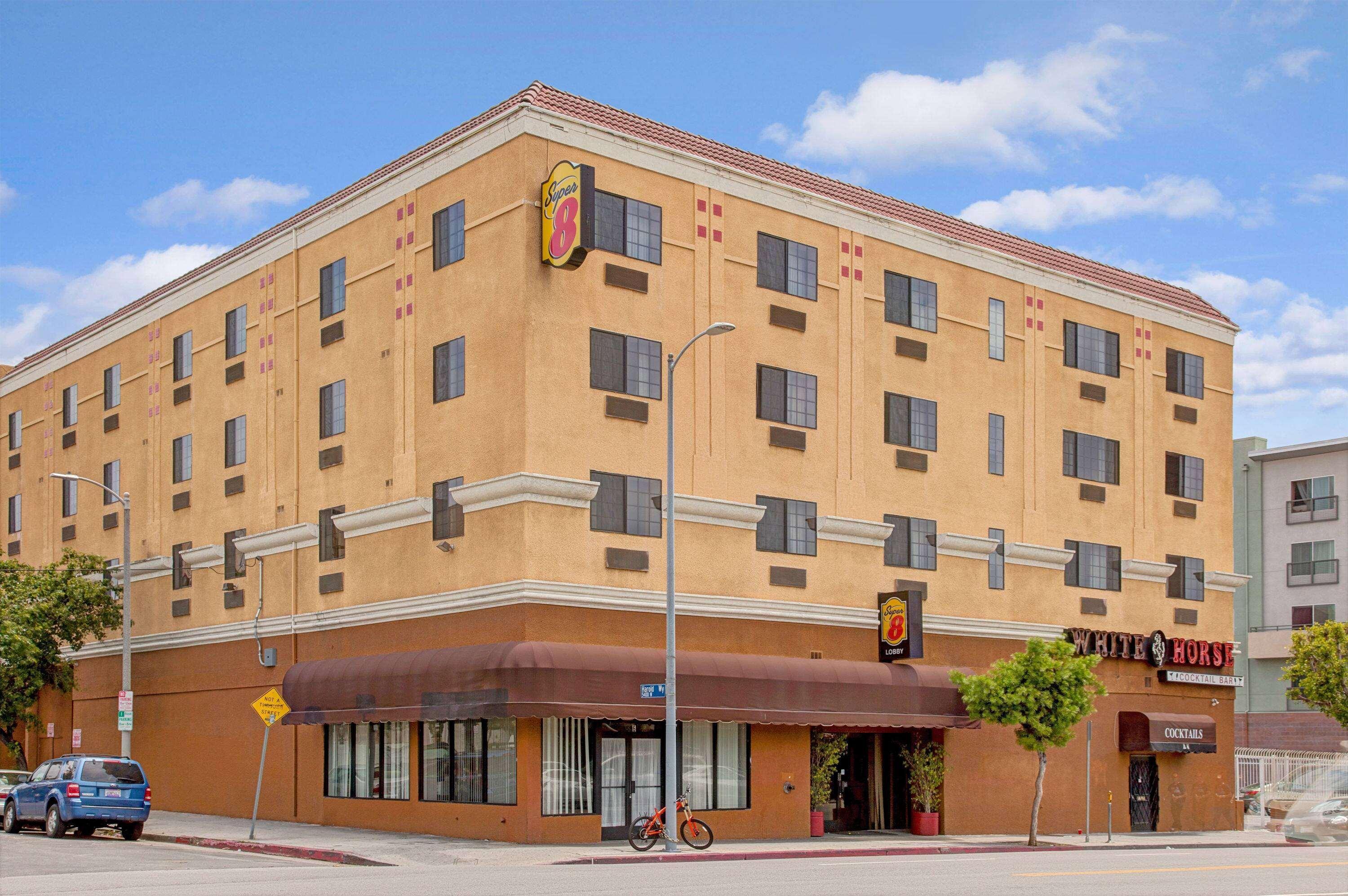 Vista Exterior Super 8 by Wyndham Hollywood/LA Area