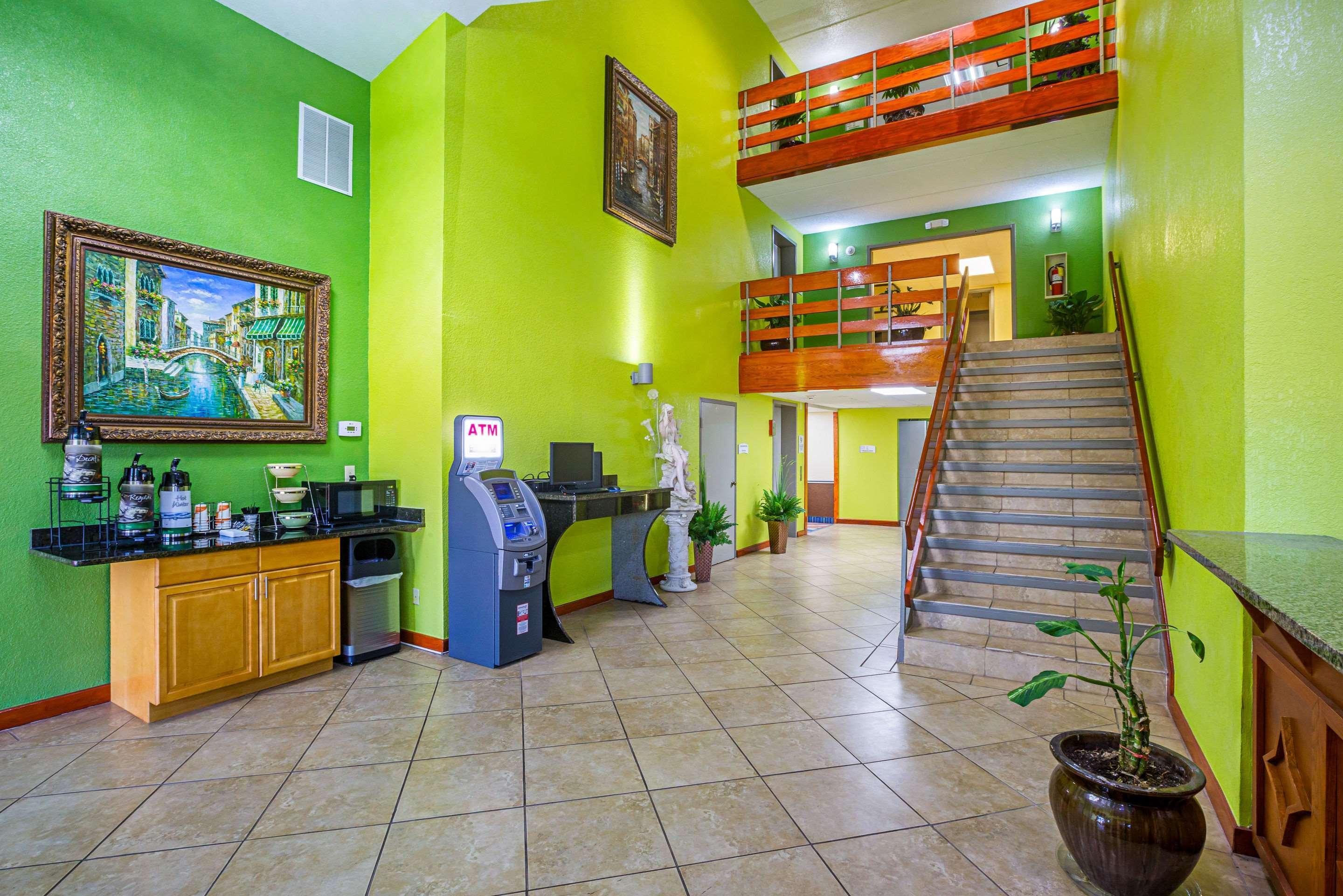 Vista Lobby Quality Inn & Suites Six Flags Area