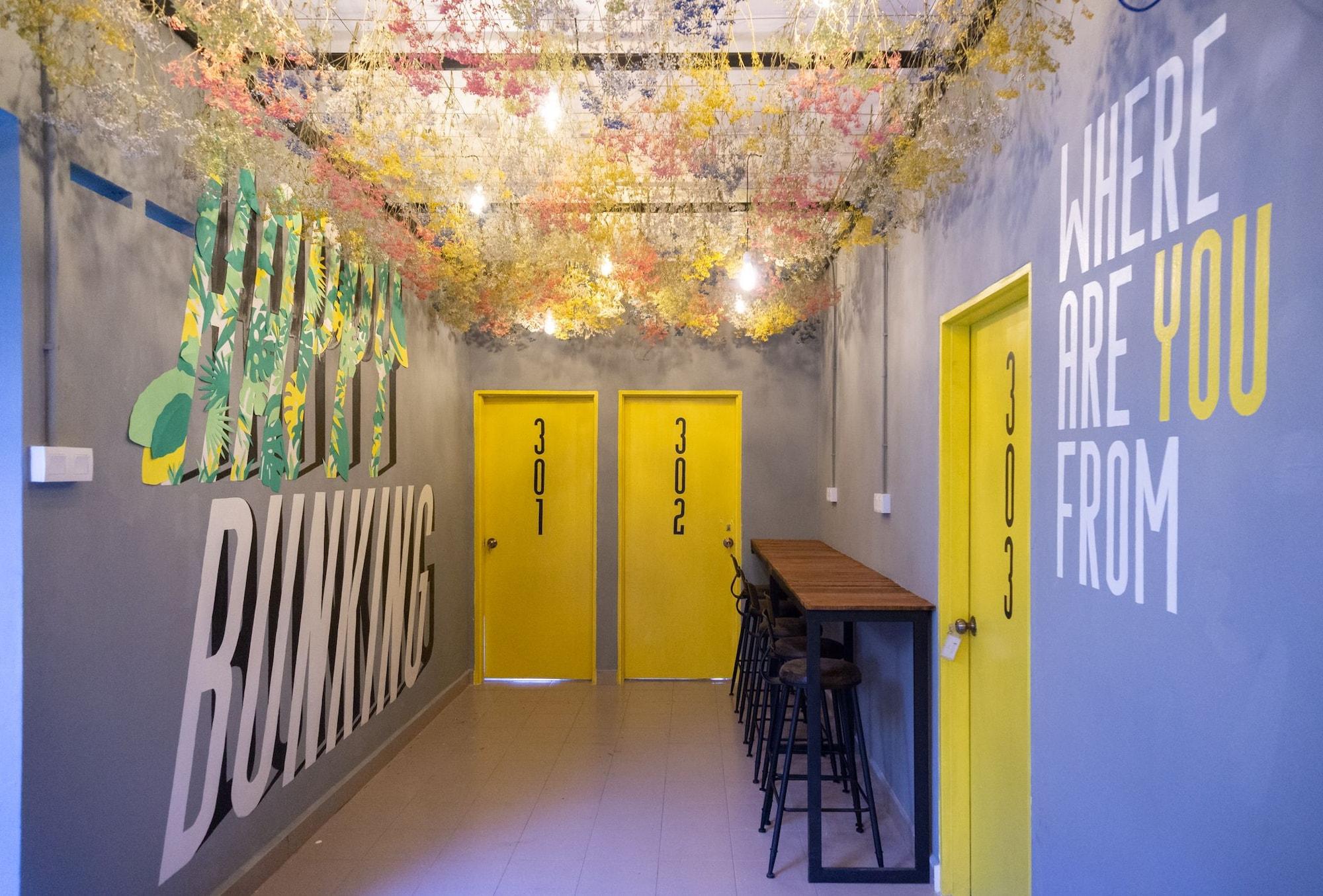 Varios Traveller Bunker Hostel 1