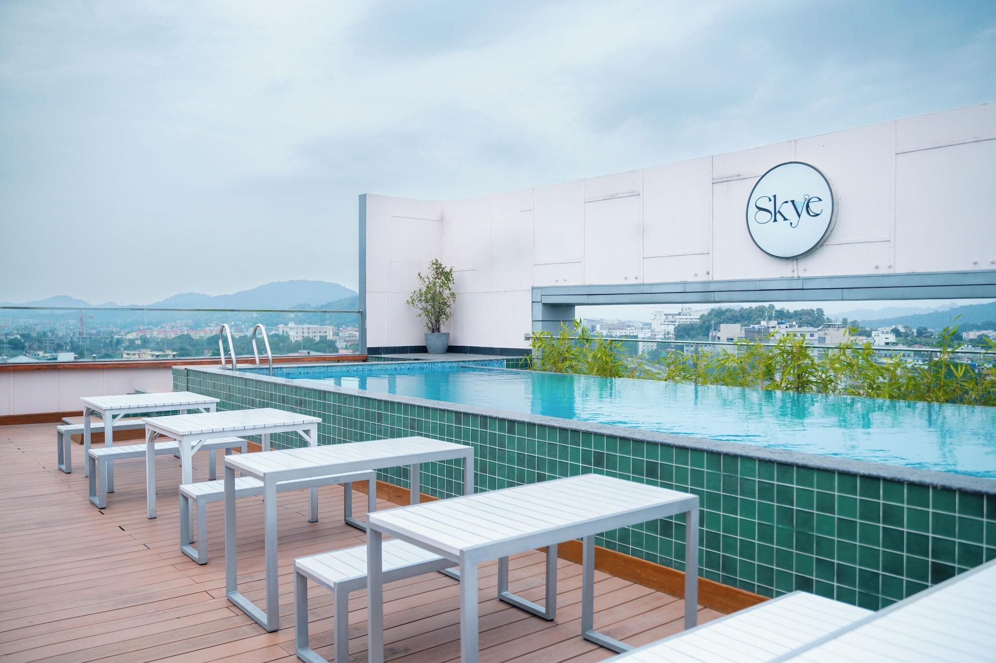 Vista Piscina Novotel Guwahati GS Road Hotel