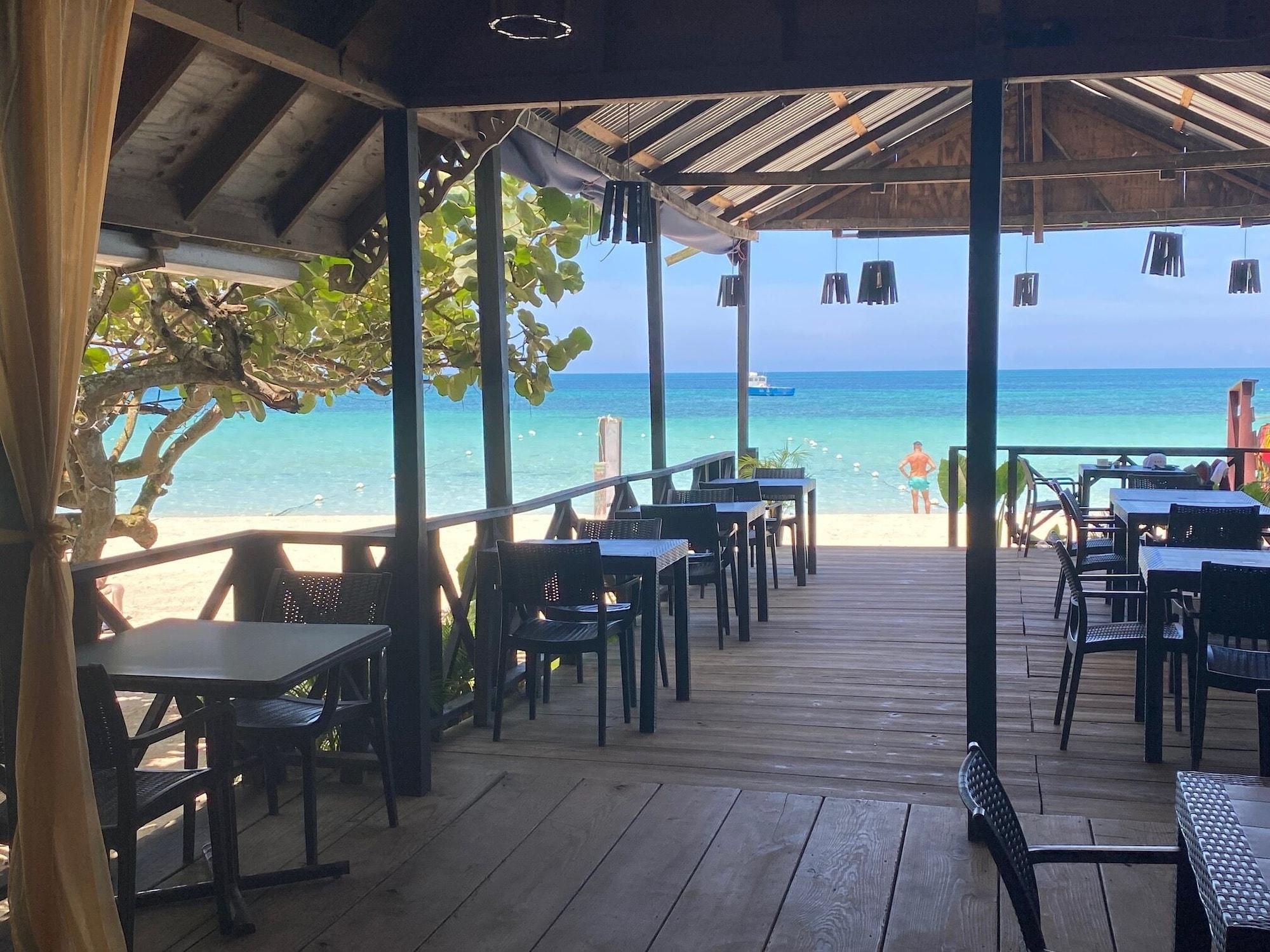 Restaurant Firefly Beach Cottages and Suites
