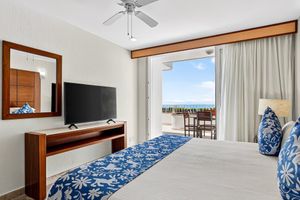 Vacation Rental - Stylish Oceanview Suite With Infinity Pool, Full Kitchen & Bay-view Terrace